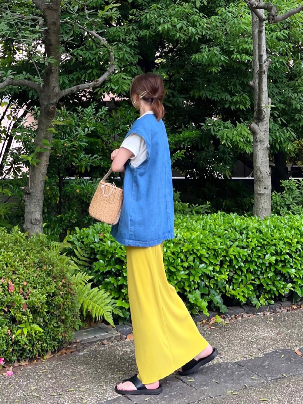 「しまむら、しまむらコーデ、ベスト、レイヤードスタイル、プリーツスカート、タイトスカート、マスタード、カラーコーデ、トングサンダル、かごバッグ、プチプラ、初夏コーデ、シンプルスタイル、プチプラコーデ」｜「しまむらのアイテム（デニムジャケット、ブルー系）」を使った、minmin08_さん（レディース・158cm）の夏コーディネートの2枚目の写真