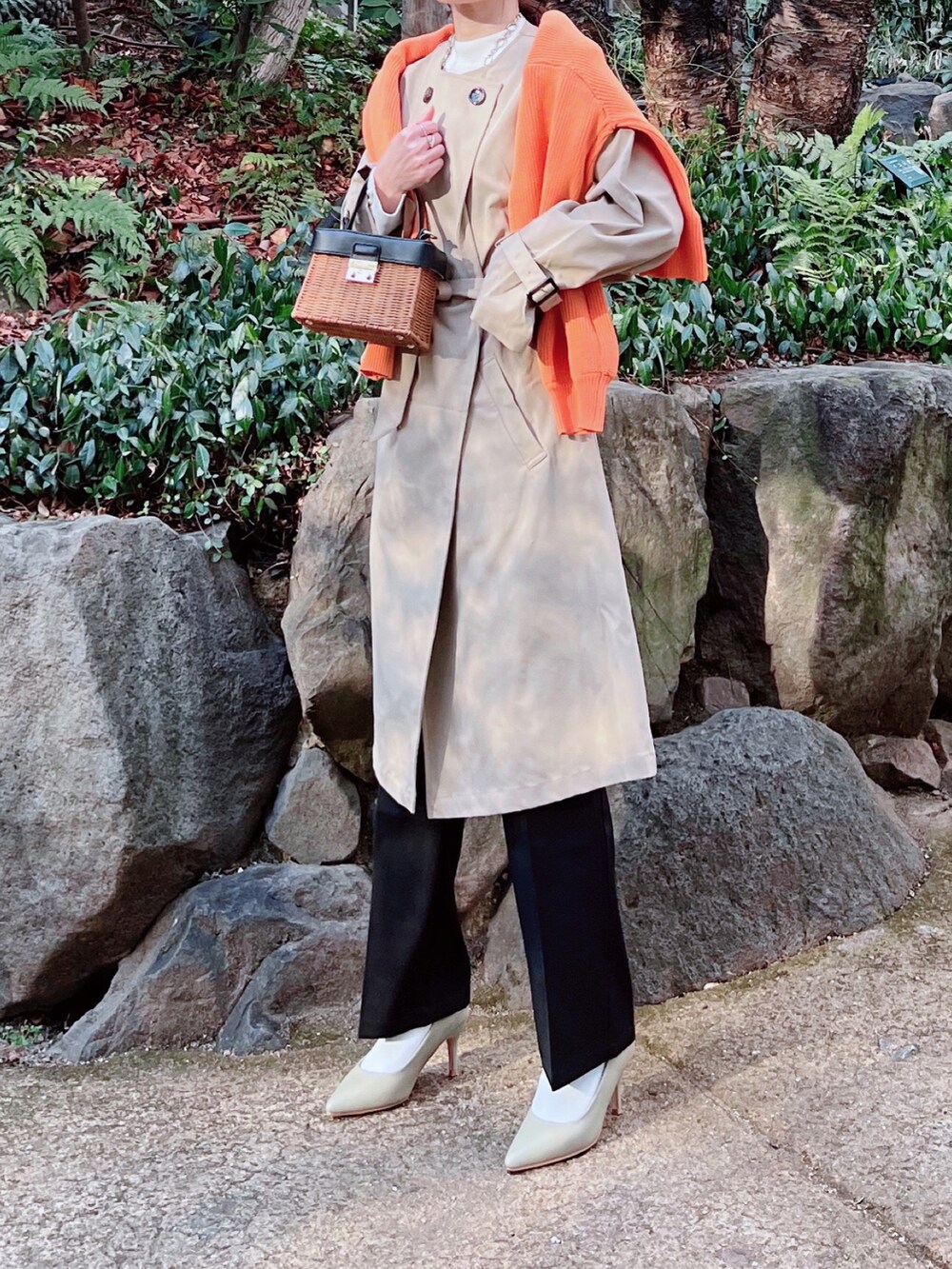 「しまむら、しまむらコーデ、しまパト、プチプラのあや、トレンチコート、オレンジ、バニティバッグ、ストレートパンツ、プチプラ、プチプラコーデ、春コーデ」｜「GRLのアイテム（カーディガン/ボレロ、オレンジ系）」を使った、minmin08_さん（レディース・158cm）の冬コーディネートの2枚目の写真