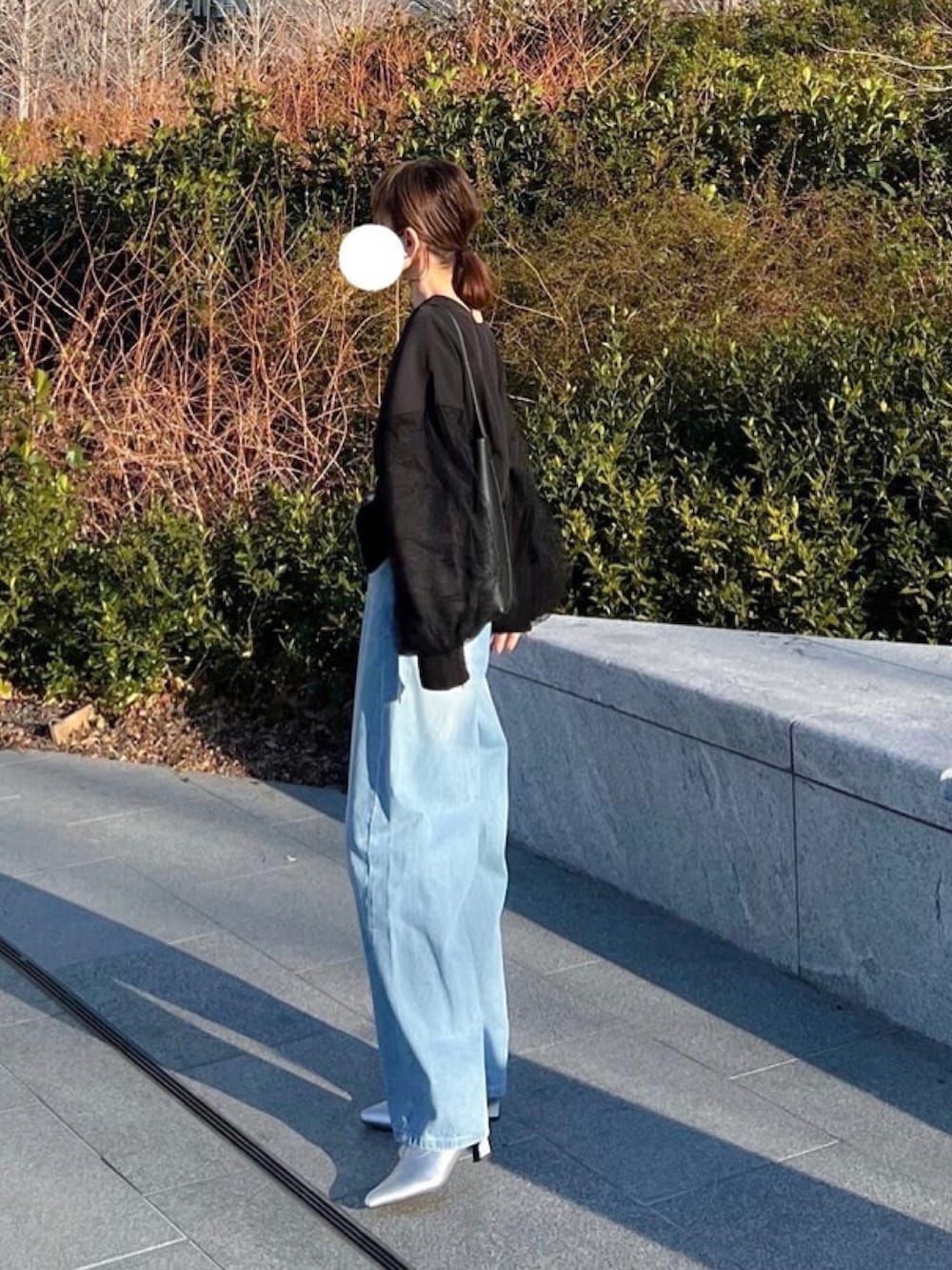 「しまむら、しまむらコーデ、カーブパンツ、カーブデニム、デニムパンツ、チュール、ボリューム袖、春めき満開コーデ、春コーデ、シンプルスタイル、パンツスタイル、ラフコーデ、楽チンコーデ、プチプラ、プチプラコーデ」｜「FUNNY COMPANY＋のアイテム（シャツ/ブラウス、ブラック系）」を使った、minmin08_さん（レディース・158cm）の春コーディネートの2枚目の写真