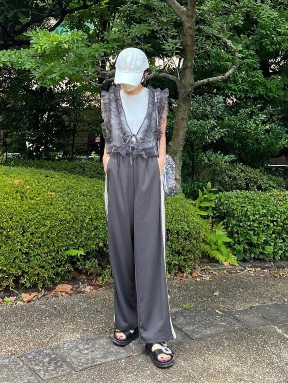 「しまむら、しまむらコーデ、巾着バッグ、スパンコール、キャップ、ベスト、チュール、チュールベスト、レイヤードスタイル、スウェット、スウェットパンツ、休日スタイル、韓国ファッション、お出かけコーデ、夏コーデ」｜「14+の無地キャップ ツイル（キャップ、ホワイト系）」を使った、minmin08_さん（レディース・158cm）の夏コーディネートの3枚目の写真