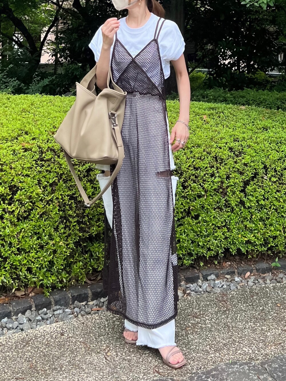 「しまむら、しまむらコーデ、キャミワンピ、メッシュ、レイヤードスタイル、ロゴT、デニムパンツ、トートバッグ、夏コーデ、夏だ！Tシャツ着よう！、シンフルコーデ、ショルダーバッグ、デニム、韓国ファッション、プチプラ」｜「しまむらのアイテム（ワンピース、ブラウン系）」を使った、minmin08_さん（レディース・158cm）の夏コーディネートの2枚目の写真