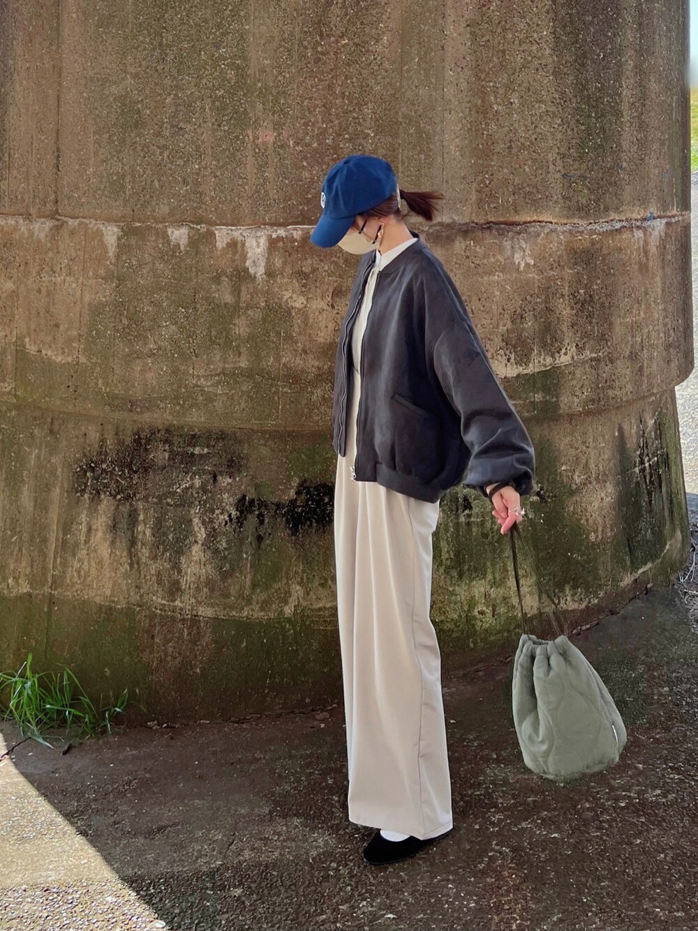 「しまむら、しまむらコーデ、キャップ女子、ボリューム袖、サロペット、ハイウエストパンツ、巾着バッグ、ノーカラージャケット、バレエシューズ、春服デビュー宣言、プチプラコーデ、プチプラ、春カラー、シンプルコーデ」｜「mukuのアイテム（シャツ/ブラウス、ホワイト系）」を使った、minmin08_さん（レディース・158cm）の春コーディネートの2枚目の写真