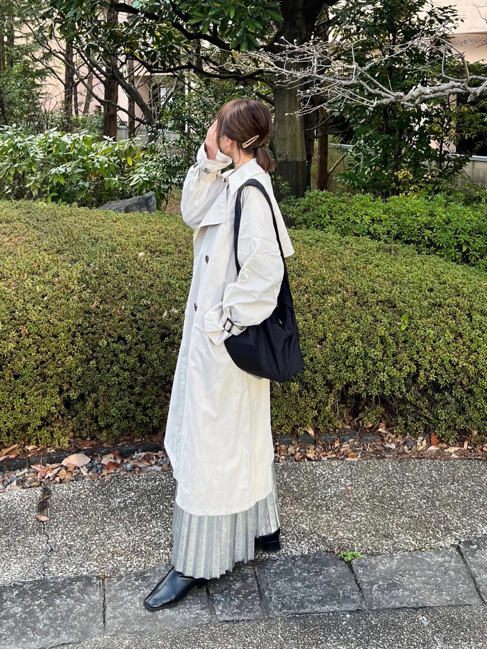 「しまむら、しまむらコーデ、プリーツスカート、シルバー、カラーコーデ、メタリック、ロゴスウェット、ショルダーバッグ、トレンチコート、春コーデ、春のおしゃ見えテクニック、春服、春服みてみて、プチプラコーデ」｜「recaの【選べる２タイプ 裏起毛/ノーマル(裏毛) 】即オシャレ見え！カレッジ風ロゴスウェット（スウェット、ホワイト系）」を使った、minmin08_さん（レディース・158cm）の春コーディネートの3枚目の写真