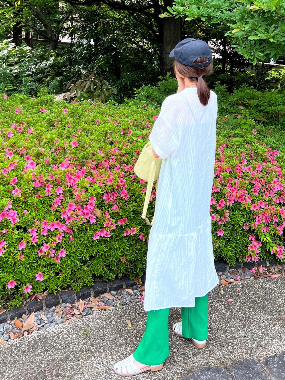 「しまむら、しまパト、しまむらコーデ、シャツワンピ、ストライプ、ストライプワンピース、ピンク、メッシュ、グリーン、リブパンツ、グルカサンダル、カーティガン、イエロー、キャップ女子、プチプラコーデ」｜「しまむらのアイテム（カーディガン/ボレロ、ピンク系）」を使った、minmin08_さん（レディース・158cm）の春コーディネートの2枚目の写真