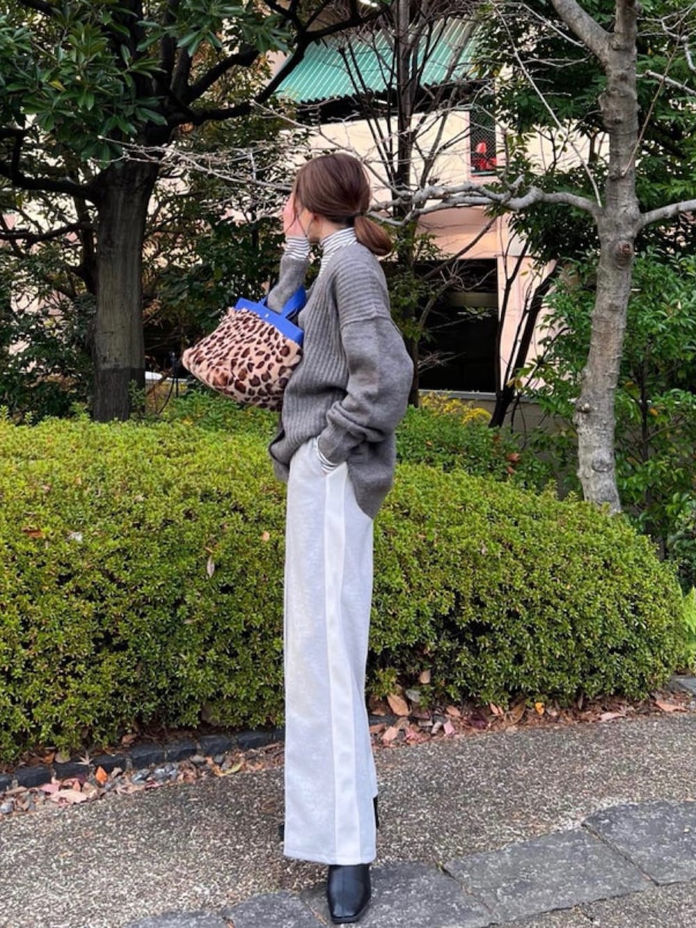 ベージュ系のジャケット/アウター、グレー系のカーディガン/ボレロ、グレー系のパンツを着用したレディースの冬コーディネートの2枚目の写真