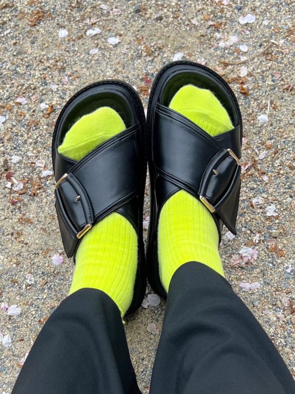 ブルー系のシャツ/ブラウス、ホワイト系のトートバッグ、ブラック系のバッグを着用したレディースの秋コーディネートの4枚目の写真