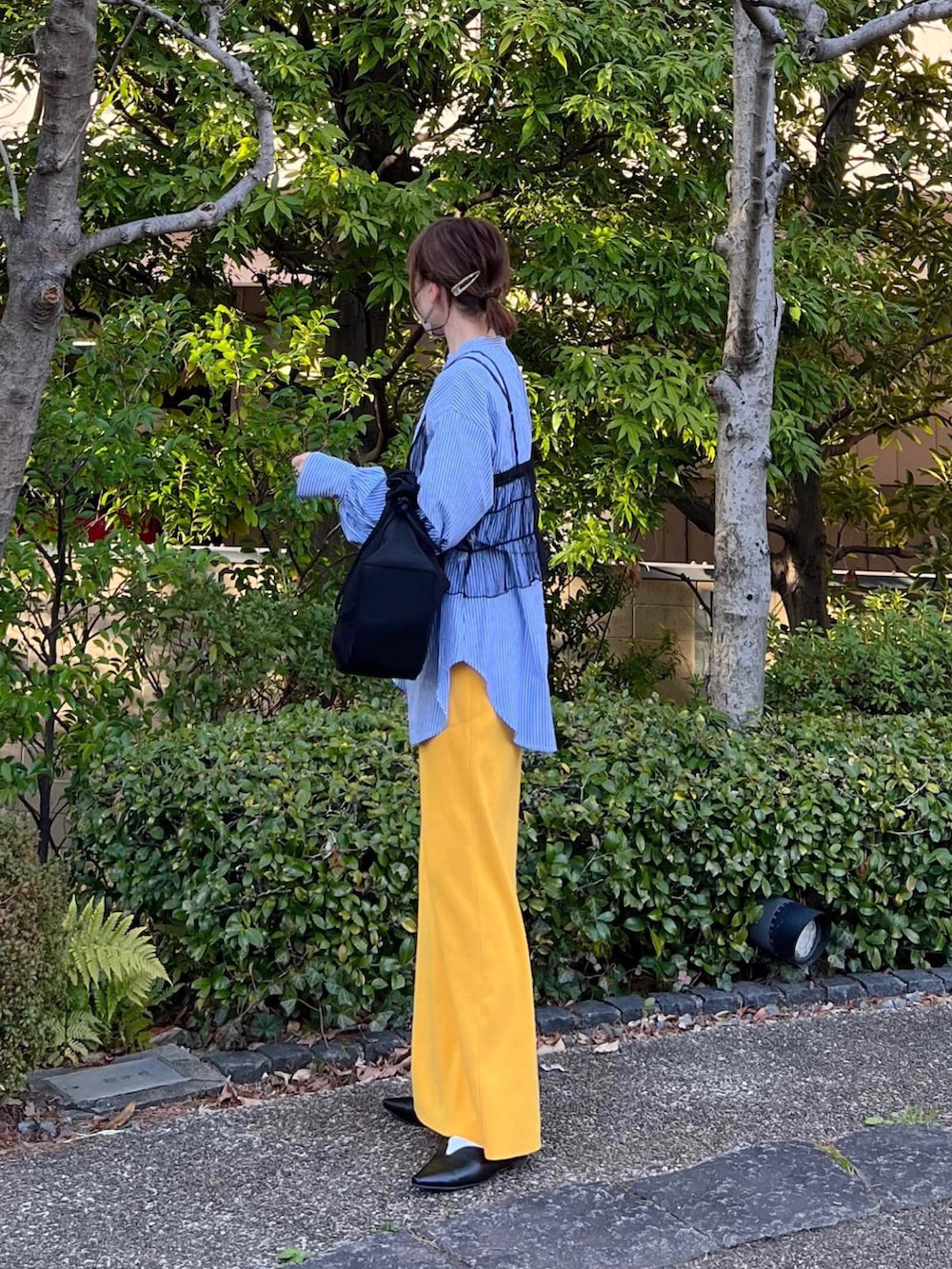 「しまむら、しまむらコーデ、ビスチェ、レイヤードスタイル、ストライプ、ストライプシャツ、タイトスカート、春コーデ、春カラー、パンプス、シンプルスタイル、ゆるコーデ、プチプラコーデ、イエロー、マスタード」｜「andmeの無地/ストライプケープ付き長袖シャツブラウス（シャツ/ブラウス、ブルー系）」を使った、minmin08_さん（レディース・158cm）の冬コーディネートの2枚目の写真