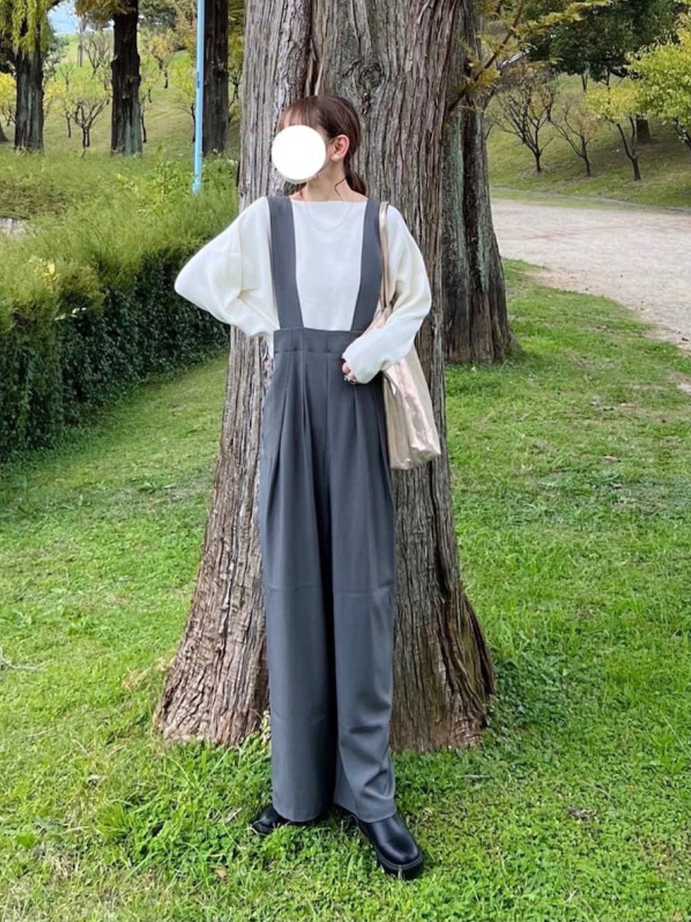 「しまむら、しまむらコーデ、ノーカラージャケット、レイヤードスタイル、ドルマンスリーブ、サロペット、ゴールド、シャンパンゴールド、最近のいい感じコーデ、秋冬コーデ、冬アウター、クリスマスに着たい服、シンプルスタイル、パンツスタイル、秋のコーデ」｜「しまむらのアイテム（ノーカラージャケット、ブラック系）」を使った、minmin08_さん（レディース・158cm）の秋コーディネートの2枚目の写真