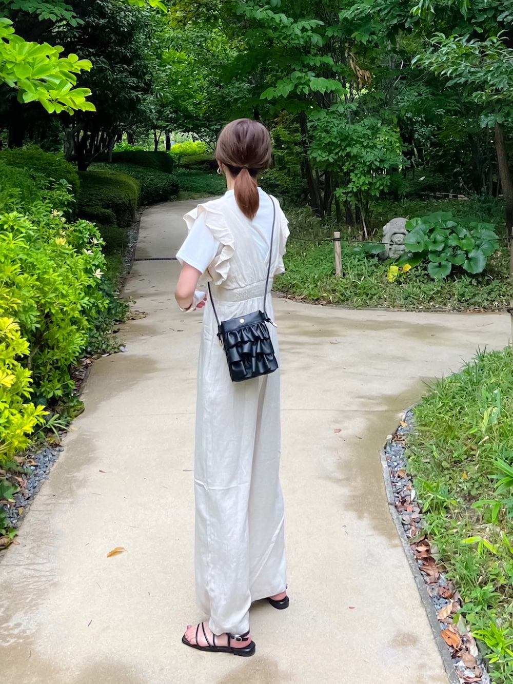 「しまむら、しまむらコーデ、アツいコーデ全部見せ、サロペット、オールインワン、GRL、ロゴT、ショルダーバッグ、夏コーデ、夏だ！Tシャツ着よう！、夏セールで買いました、大人カジュアル、夏ファッション、プチプラ」｜「GRLのアイテム（サロペット/オーバーオール、ホワイト系）」を使った、minmin08_さん（レディース・158cm）の夏コーディネートの2枚目の写真