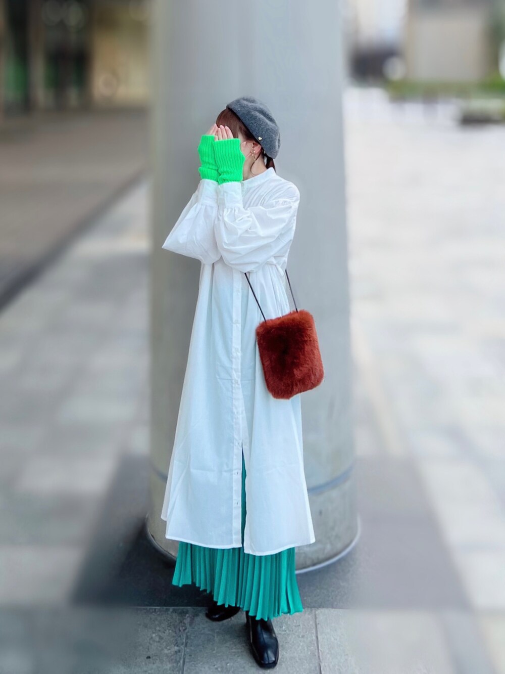 「しまむら、ステンカラーコート、ロングコート、アームウォーマー、グリーン、カラーコーデ、グリーンコーデ、ベレー帽、シャツワンピ、プリーツスカート、ファー小物、ファーバッグ、秋冬コーデ、未来のWEARISTAプロジェクト、プチプラコーデ」｜「Social GIRLのステンカラータックロングコート（ステンカラーコート、ブラウン系）」を使った、minmin08_さん（レディース・158cm）の秋コーディネートの3枚目の写真