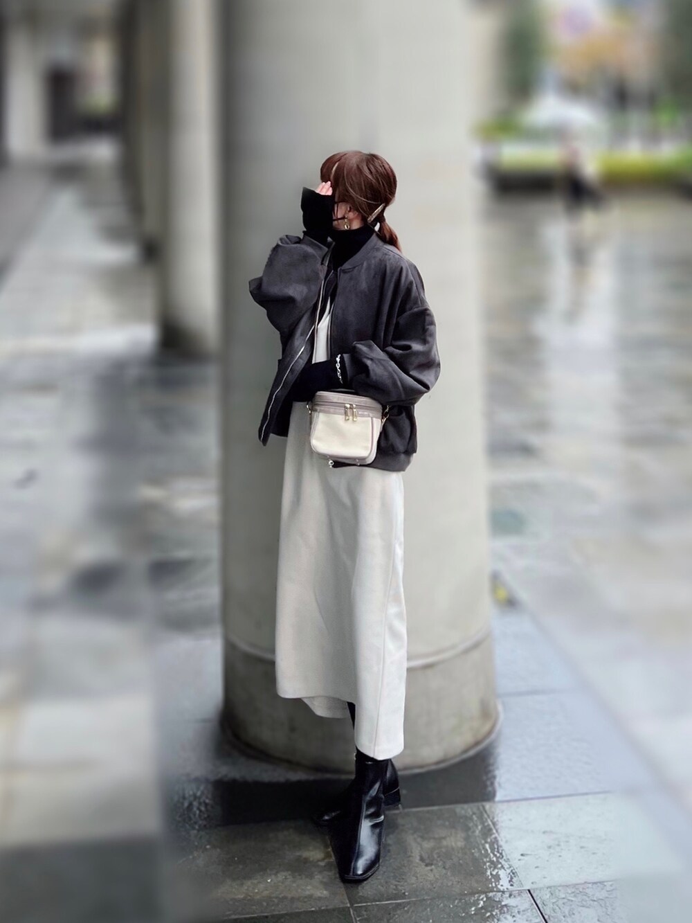 「しまむら、しまむらコーデ、フィンガーホール、ジャンスカ、モノトーン、モノトーンコーデ、バニティバッグ、寒の戻り、雨の日コーデ、シンプルコーデ、プチプラ、プチプラコーデ、ラクチンコーデ」｜「しまむらのアイテム（ニット/セーター、ブラック系）」を使った、minmin08_さん（レディース・158cm）の春コーディネートの3枚目の写真