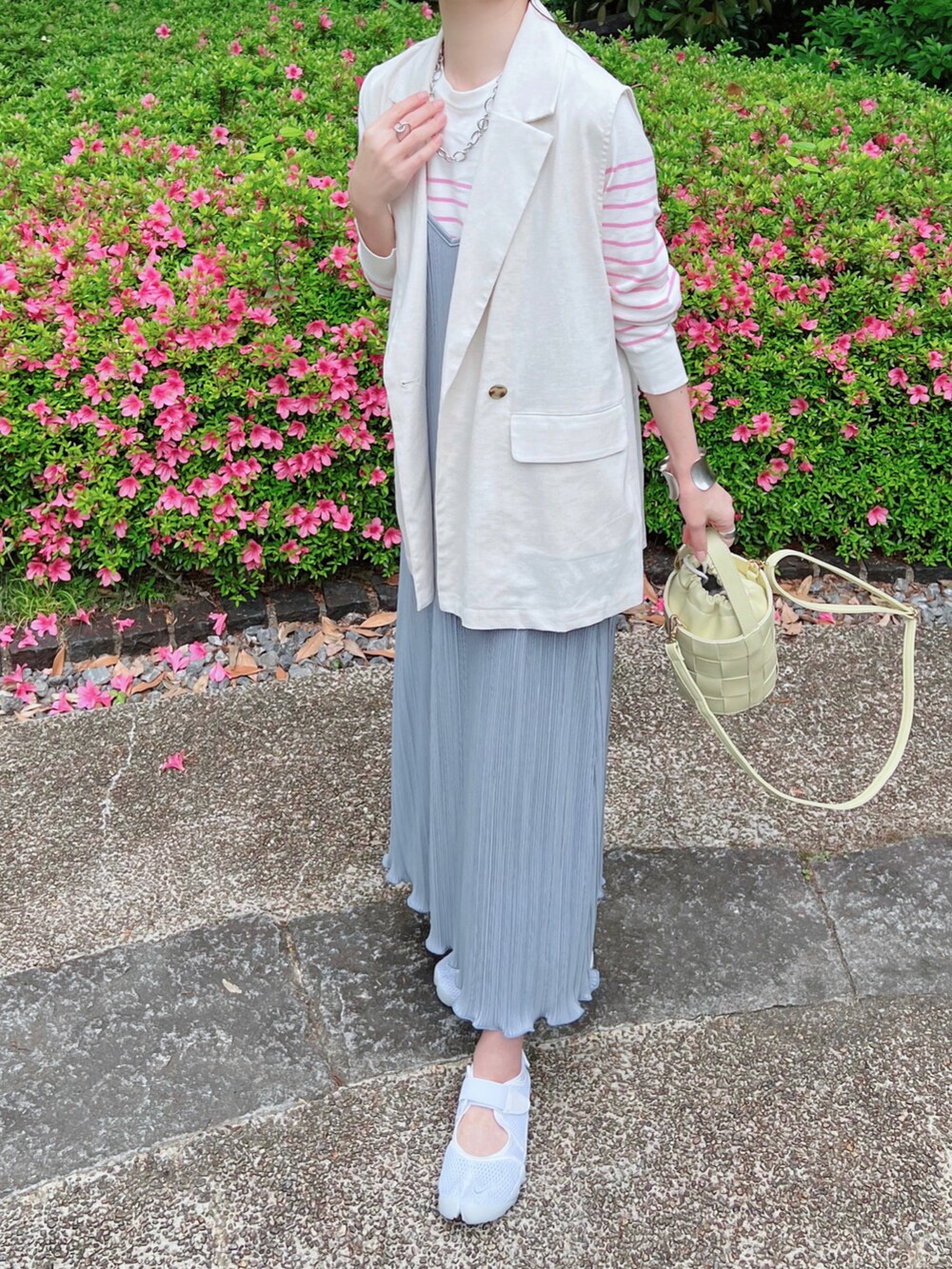 「アベイル、Avail、プリーツキャミワンピ、キャミワンピ、ジレ、ボーダー、ピンク、イエロー、エアリフト、バケツバッグ、プチプラ、プチプラコーデ、春夏コーデ、夏コーデ」｜「GRLのコットンリネン混ダブルテーラードジレ（ベスト、ホワイト系）」を使った、minmin08_さん（レディース・158cm）の春コーディネートの2枚目の写真