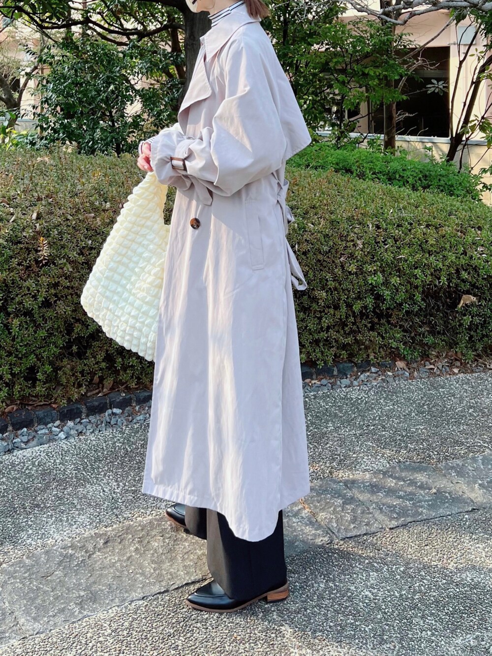 「しまむら、しまむらコーデ、サロペット、カシュクール、ボーダー、ボーダートップス、shein、ローファー、グリーン、カラーコーデ、トレンチコート、春コーデ、春服デビュー宣言、シンプルコーデ、プチプラ」｜「しまむらのアイテム（オールインワン・サロペット、ブラック系）」を使った、minmin08_さん（レディース・158cm）の春コーディネートの2枚目の写真
