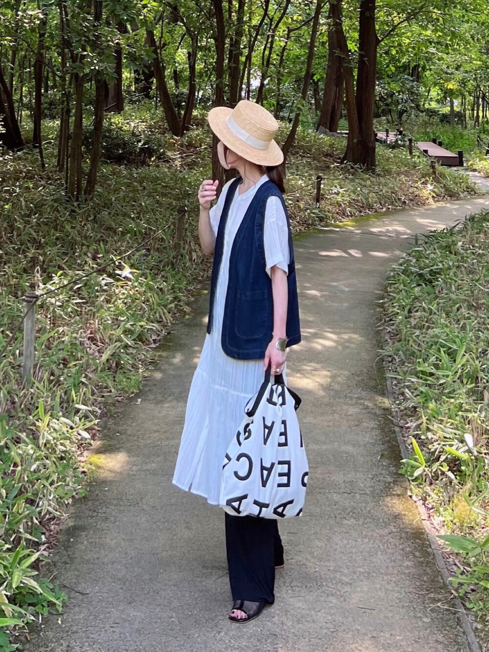 「しまむら、しまむらコーデ、Avail、アベイル、ベスト、ストライプ、レイヤードスタイル、麦わら帽子、シアーシャツ、オトナカジュアル、夏コーデ、デニム、プチプラ、プチプラコーデ」｜「しまむらのアイテム（シャツワンピース、ホワイト系）」を使った、minmin08_さん（レディース・158cm）の夏コーディネートの2枚目の写真
