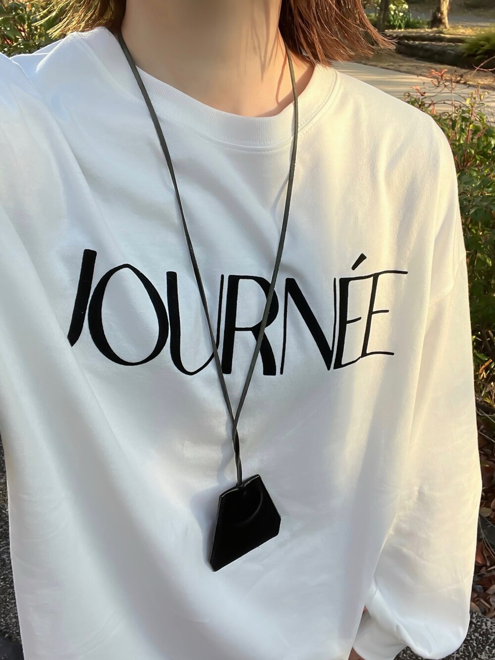 ホワイト系のTシャツ/カットソー、ブラック系のベスト、レッド系のスカートを着用したレディースの冬コーディネートの3枚目の写真