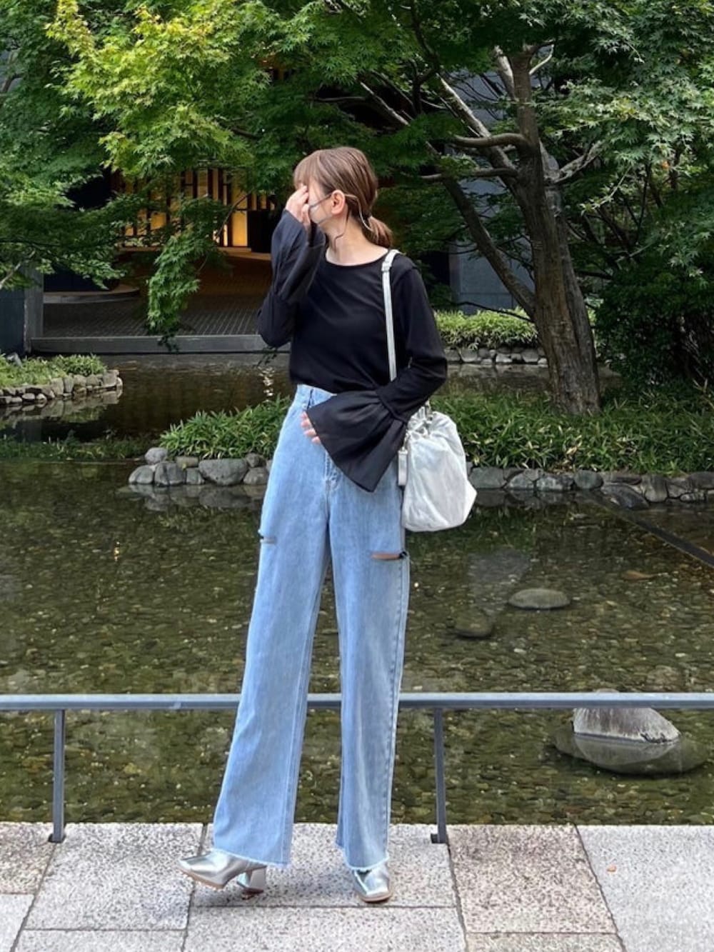 「しまむら、しまむらコーデ、ベルスリーブ、フレアスリーブ、レイヤードスタイル、ダウンベスト、シルバー、ダメージデニムパンツ、シルバーシューズ、シルバーバッグ、ボアコート、秋コーデ、オトナカジュアル、ラクチンコーデ」｜「GRLのアイテム（ダウンベスト、ホワイト系）」を使った、minmin08_さん（レディース・158cm）の秋コーディネートの3枚目の写真