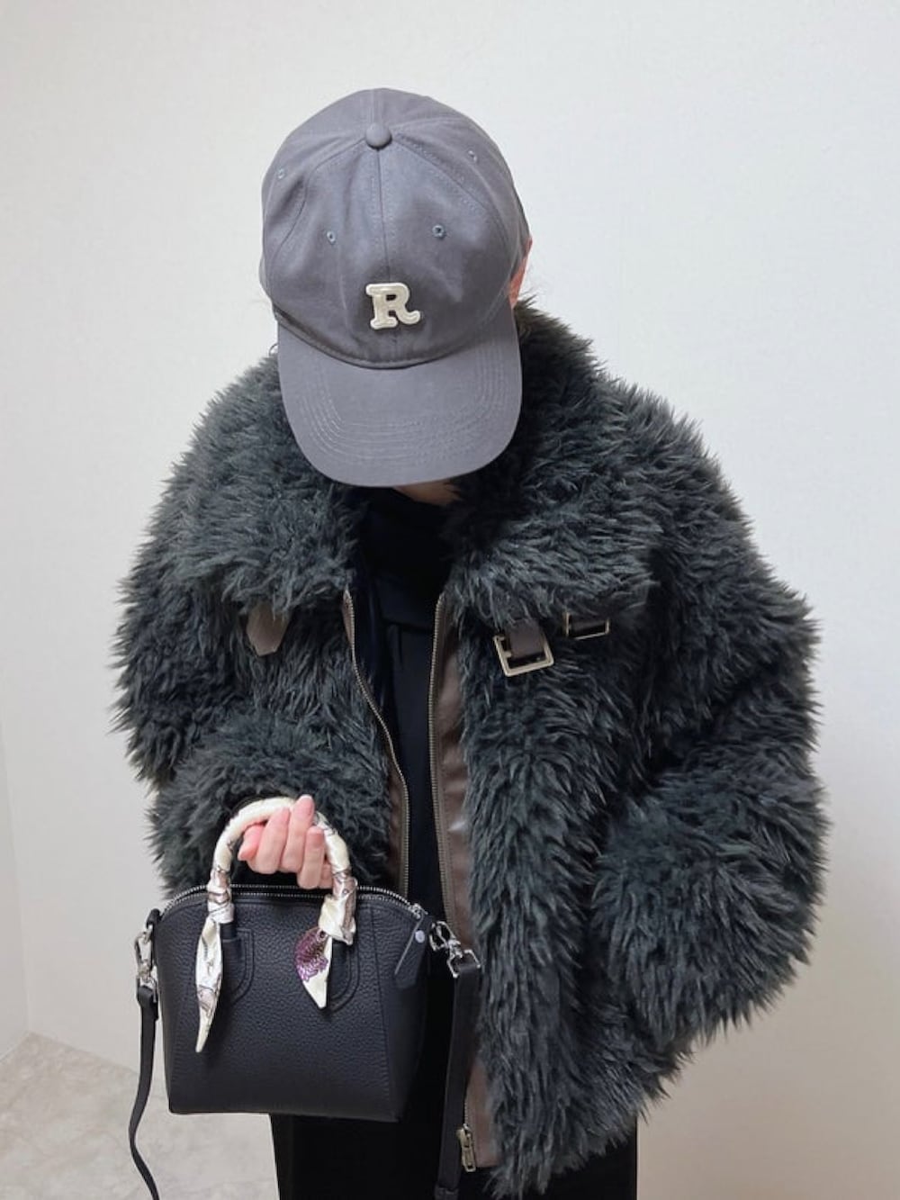 「しまむら、しまむらコーデ、ジャケット、ワンピース、ミニバッグ、マキシ丈ワンピース、ロングワンピース、シンプルスタイル、おでかけコーデ、楽チンコーデ、オトナカジュアル、スカートコーデ、ラフコーデ、プチプラ」｜「しまむらのアイテム（ジャケット/アウター、ブラック系）」を使った、minmin08_さん（レディース・158cm）の春コーディネートの2枚目の写真