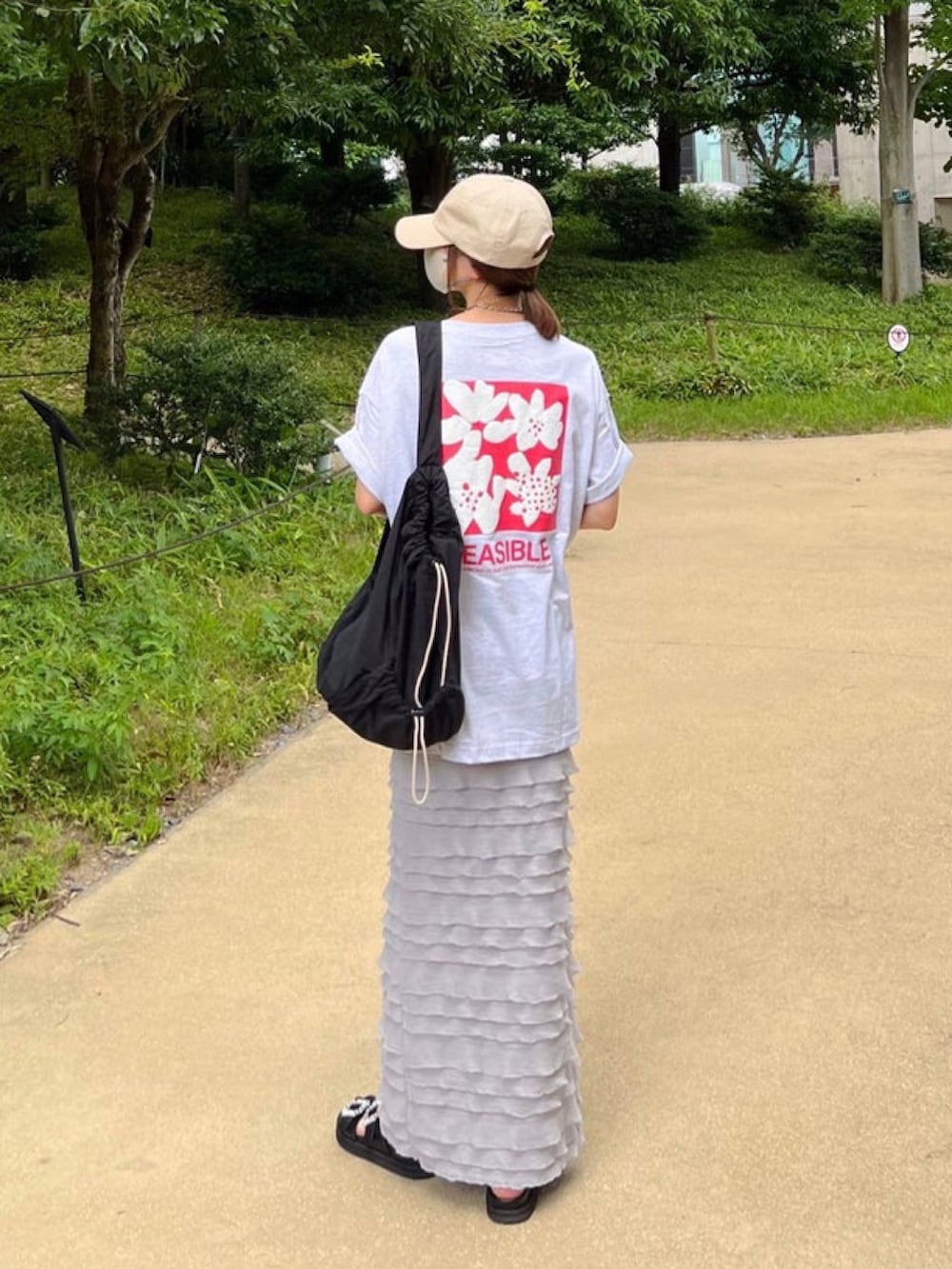「しまむら、しまむらコーデ、ショルダーバッグ、プリントT、花柄、ティアードスカート、タイトスカート、ロングスカート、キャップ、韓国ファッション、休日スタイル、夏コーデ、夏だ！Tシャツ着よう！、シンプルコーデ」｜「14+のアイテム（キャップ、ブラック系）」を使った、minmin08_さん（レディース・158cm）の夏コーディネートの2枚目の写真