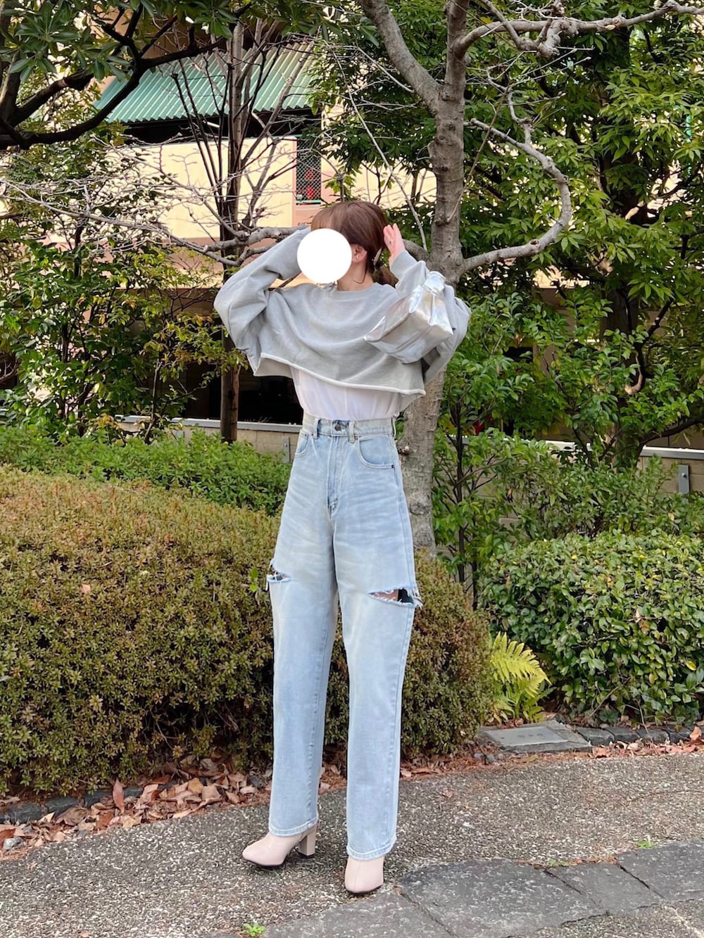 「アベイル、Avail、スウェット、クロップドトップス、ジーンズ、ダメージデニムパンツ、シルバー、ショルダーバッグ、大人カジュアル、春コーデ、春服、グレー、パンツスタイル、カジュアルコーデ、ゆるコーデ」｜「GRLのアイテム（スウェット、グレー系）」を使った、minmin08_さん（レディース・158cm）の冬コーディネートの2枚目の写真