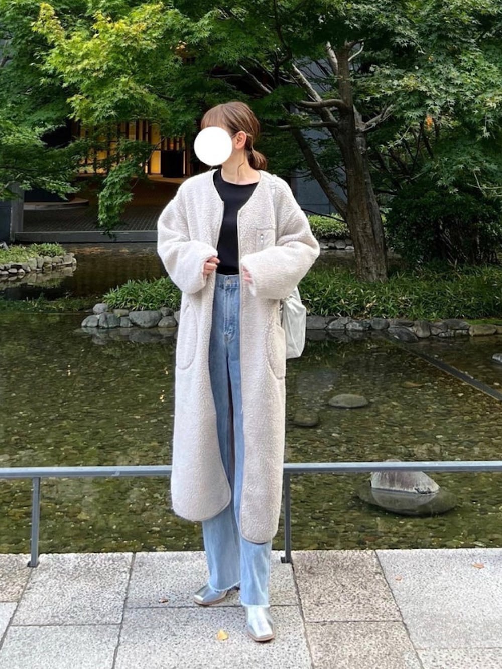 「しまむら、しまむらコーデ、ベルスリーブ、フレアスリーブ、レイヤードスタイル、ダウンベスト、シルバー、ダメージデニムパンツ、シルバーシューズ、シルバーバッグ、ボアコート、秋コーデ、オトナカジュアル、ラクチンコーデ」｜「GRLのアイテム（ダウンベスト、ホワイト系）」を使った、minmin08_さん（レディース・158cm）の秋コーディネートの2枚目の写真