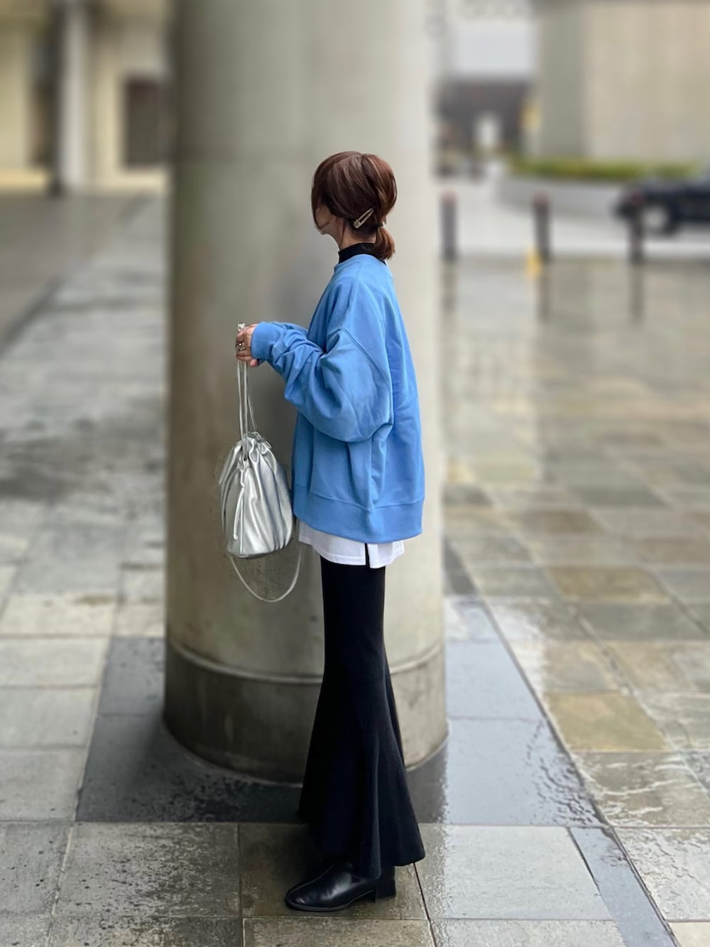 ブルー系のスウェット、シルバー系のショルダーバッグ、ブラック系のTシャツ/カットソーを着用したレディースの冬コーディネートの2枚目の写真