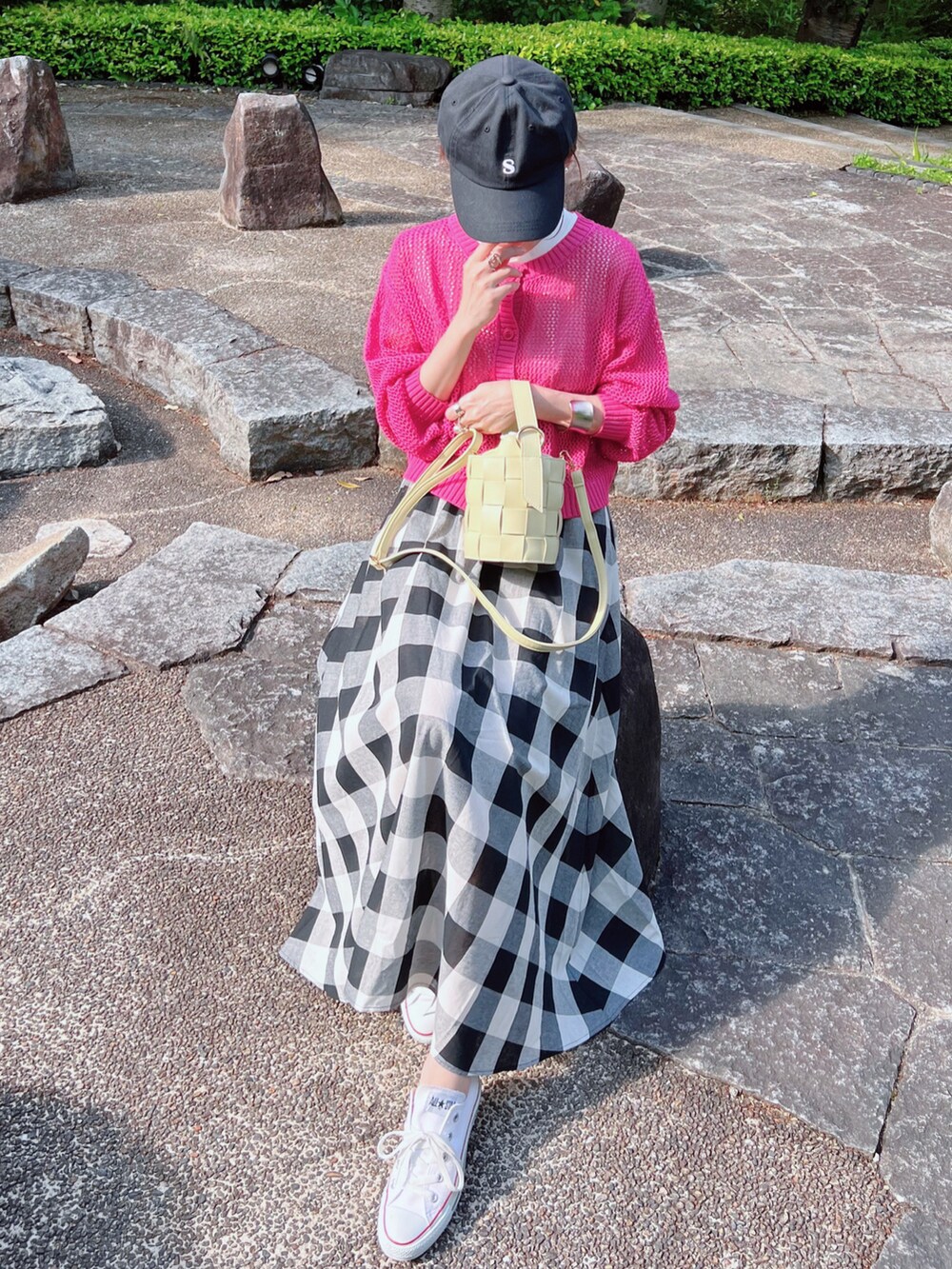 「しまむら、ごきげんウィーク、しまむらコーデ、しまパト、ピンク、メッシュ、メッシュニット、ブロックチェック、チェックスカート、スニーカーコーデ、adidas、バケツバッグ、プチプラ、プチプラコーデ、春夏コーデ」｜「しまむらのアイテム（カーディガン/ボレロ、ピンク系）」を使った、minmin08_さん（レディース・158cm）の春コーディネートの2枚目の写真