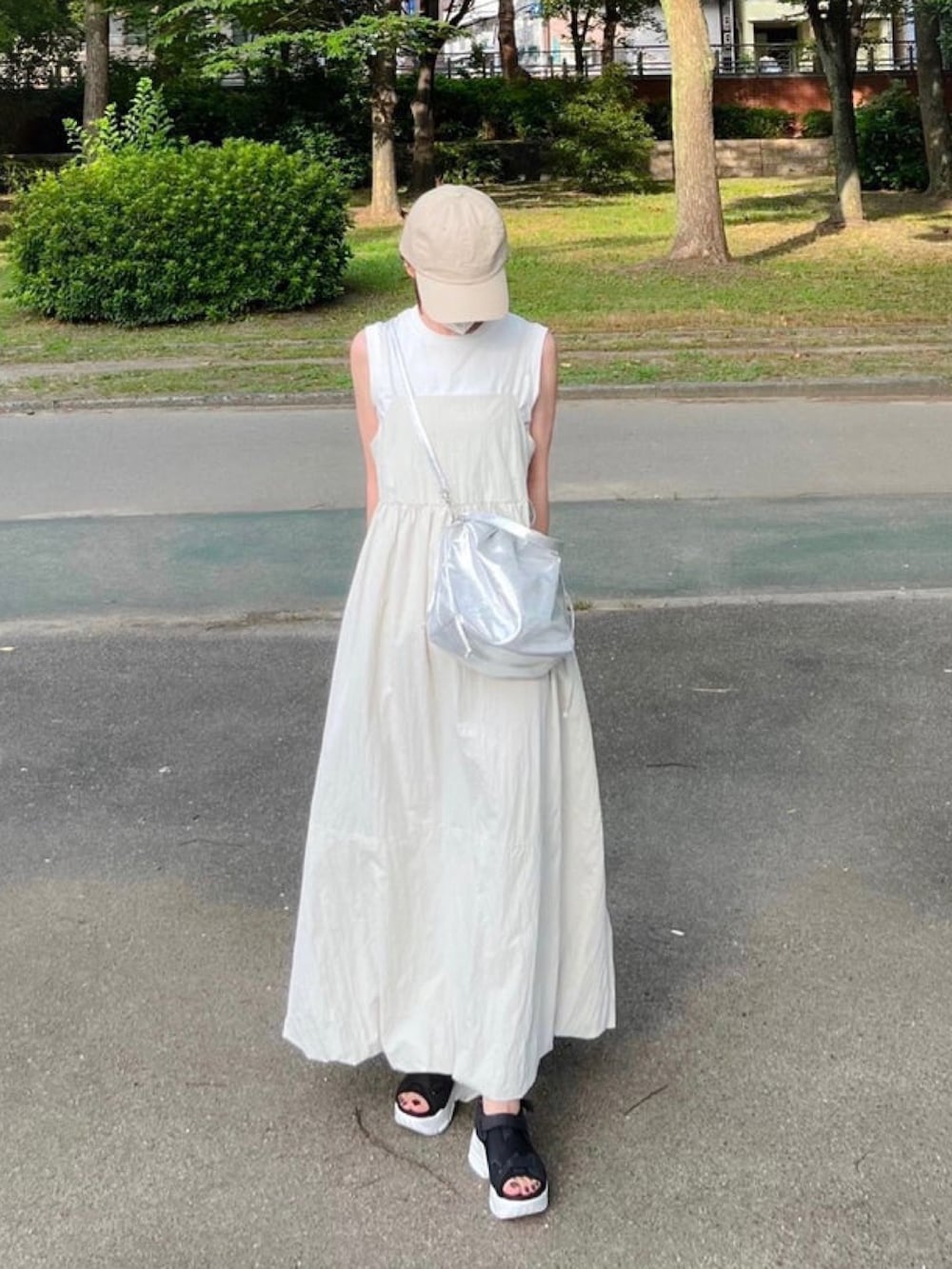 「しまむら、しまむらコーデ、キャミワンピ、レイヤードスタイル、ジレ、シルバー、巾着バッグ、スポサン、スポーツサンダル、キャップ、韓国ファッション、テーマパークコーデ、楽チンコーデ、夏ファッション、プチプラ」｜「14+のアイテム（キャップ、ブラック系）」を使った、minmin08_さん（レディース・158cm）の夏コーディネートの2枚目の写真