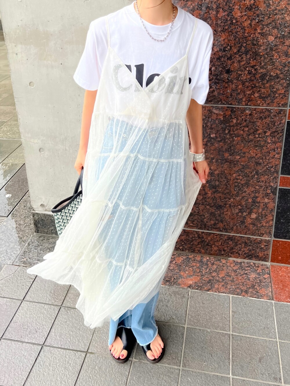 「しまむら、しまむらコーデ、トートバッグ、ロゴT、キャップ、キャミワンピ、チュールワンピ、ティアードワンピース、アツいコーデ全部見せ、夏コーデ、夏だ！Tシャツ着よう！、夏セールで買いました、雨の日コーデ、シンプルコーデ、ゆるコーデ」｜「HER CLOSETの【shemoshelly】WEB限定 5.6オンスユニセックスCloirロゴT 新色追加（Tシャツ/カットソー、ホワイト系）」を使った、minmin08_さん（レディース・158cm）の夏コーディネートの2枚目の写真