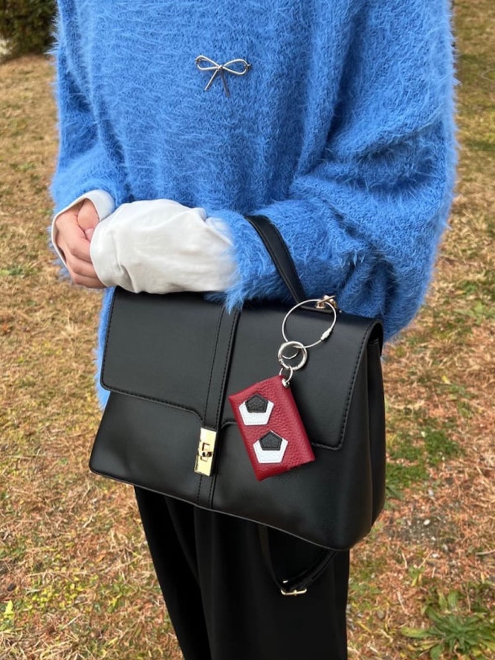 「しまむら、シャギーニット、ブルー、ブルーコーデ、タックパンツ、レイヤードスタイル、シアートップス、着回しコーデ、プチプラ、カラーコーデ、ラフコーデ」｜「しまむらのアイテム（ニット/セーター、ブルー系）」を使った、minmin08_さん（レディース・158cm）の春コーディネートの4枚目の写真