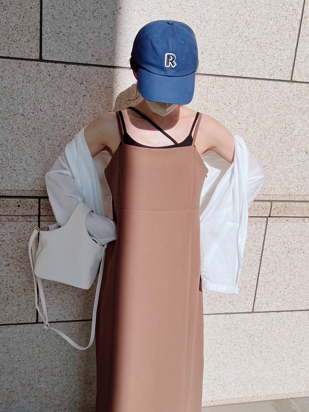 「しまむら、しまむらコーデ、キヤップ、マウンテンパーカー、シアー、キャミワンピ、グルカサンダル、靴下、春コーデ、春アウター、春カラー、シンプルコーデ、プチプラ」｜「しまむらのアイテム（マウンテンパーカー、ホワイト系）」を使った、minmin08_さん（レディース・158cm）の春コーディネートの2枚目の写真