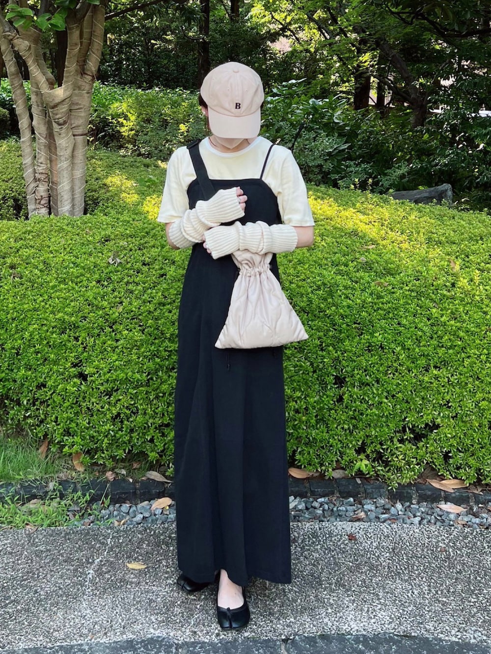 ブラック系のベスト、イエロー系のTシャツ/カットソー、ブラック系のワンピースを着用したレディースの秋コーディネートの3枚目の写真