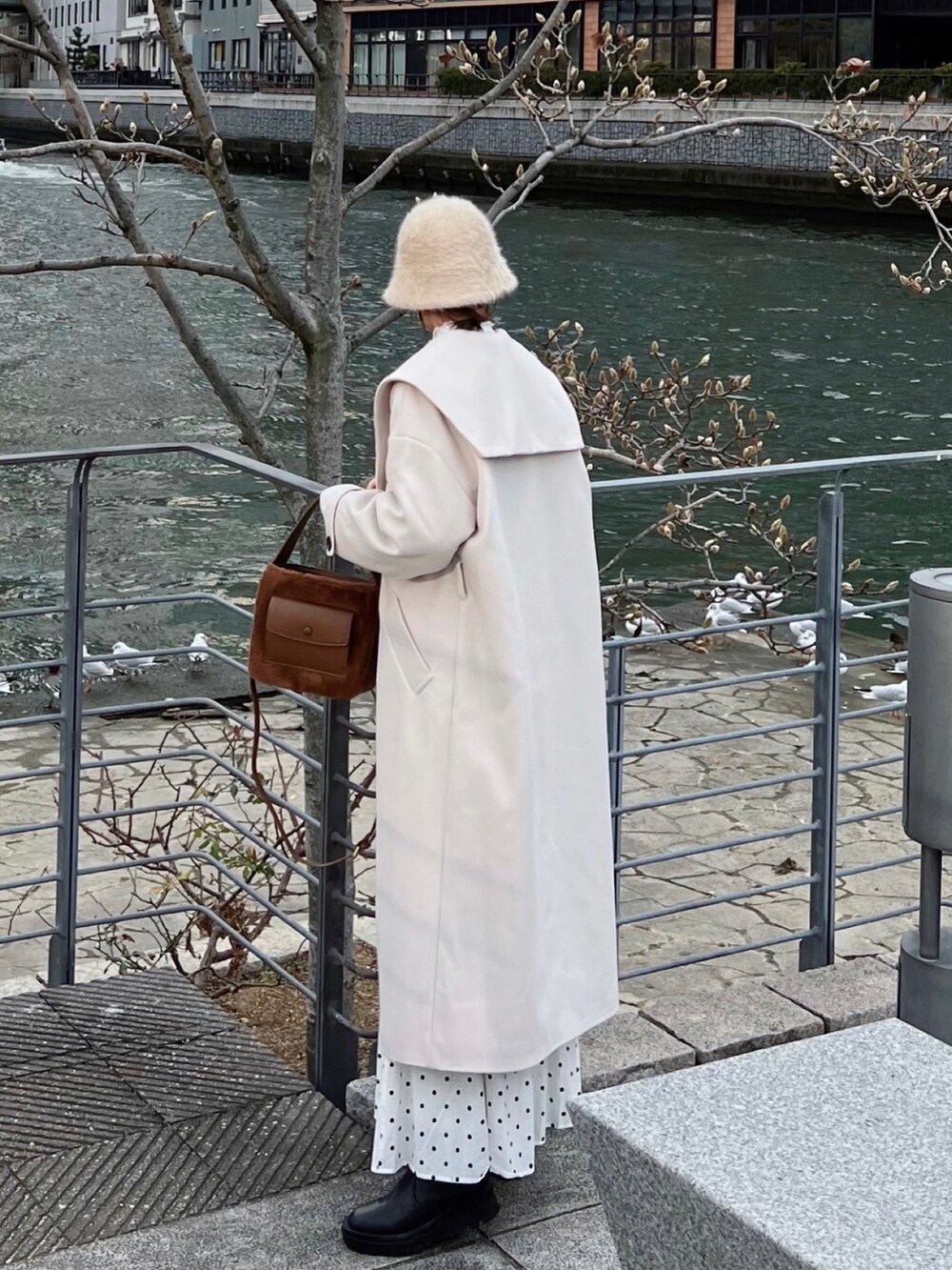 「しまむら、しまむらコーデ、ファー小物、ファーバッグ、ファー帽子、バケットハット、ロゴスウェット、裏起毛、防寒、ドット柄、ティアードスカート、シンプルコーデ、ママコーデ、プチプラコーデ、冬コーデ」｜「kirakiraShopのアイテム（スウェット、ブラック系）」を使った、minmin08_さん（レディース・158cm）の冬コーディネートの3枚目の写真
