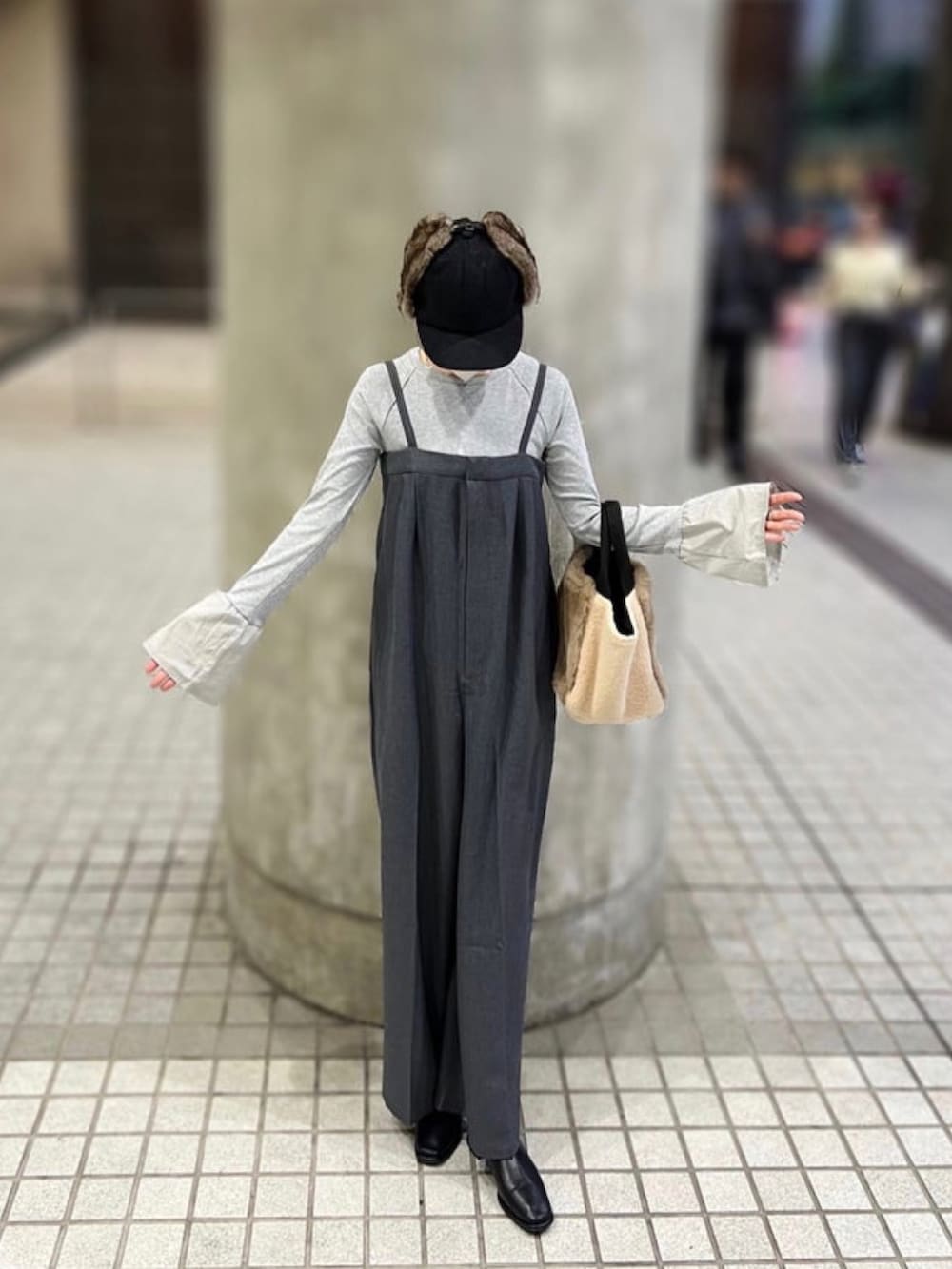 「しまむら、しまむらコーデ、サロペット、フライトキャップ、レイヤードスタイル、フレアスリーブ、ベルスリーブ、ファーバッグ、ボアバッグ、ファー、ワントーン、ワントーンコーデ、グレー、秋コーデ、秋色」｜「14+のフェイクファーフライトキャップ/パイロットキャップ / ニット・コーデュロイ・ボア（キャップ、ブラック系）」を使った、minmin08_さん（レディース・158cm）の秋コーディネートの2枚目の写真