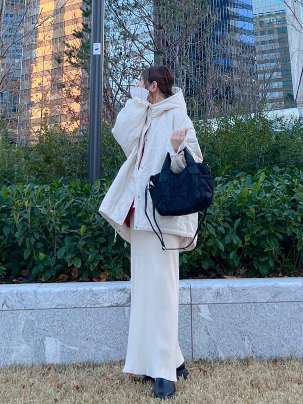 「しまむら、しまむらコーデ、ロングスカート、ニットスカート、冬アウター、レイヤードスタイル、裏起毛、モンスターパーカー、オーバーサイズ、ゆるコーデ、スカートスタイル、スカートコーデ、ラクチンコーデ、プチプラ」｜「andmeの長袖Vネックニットカーディガン（カーディガン/ボレロ、レッド系）」を使った、minmin08_さん（レディース・158cm）の冬コーディネートの3枚目の写真
