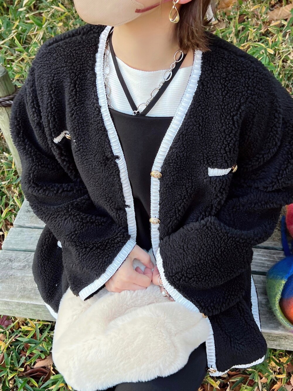 「しまむら、しまむらコーデ、キャミワンピ、モノトーン、モノトーンコーデ、ボア、キャップ女子、ファー小物、ファーバッグ、ボアブルゾン、ボアジャケット、プチプラ、プチプラコーデ」｜「しまむらのアイテム（キャップ、ホワイト系）」を使った、minmin08_さん（レディース・158cm）の冬コーディネートの3枚目の写真
