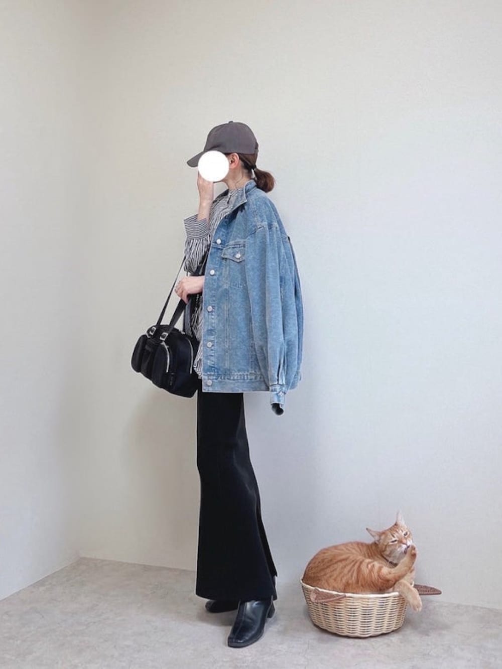 「しまむら、しまむらコーデ、ビスチェ、レイヤードスタイル、ストライプシャツ、ストライプ、シャツスタイル、タイトスカート、ボストンバッグ、春めき満開コーデ、春コーデ、お出かけコーデ、春服、春カラー、プチプラ」｜「andmeの無地/ストライプ袖リボンバンドカラー長袖シャツブラウス（シャツ/ブラウス、ブルー系）」を使った、minmin08_さん（レディース・158cm）の春コーディネートの3枚目の写真