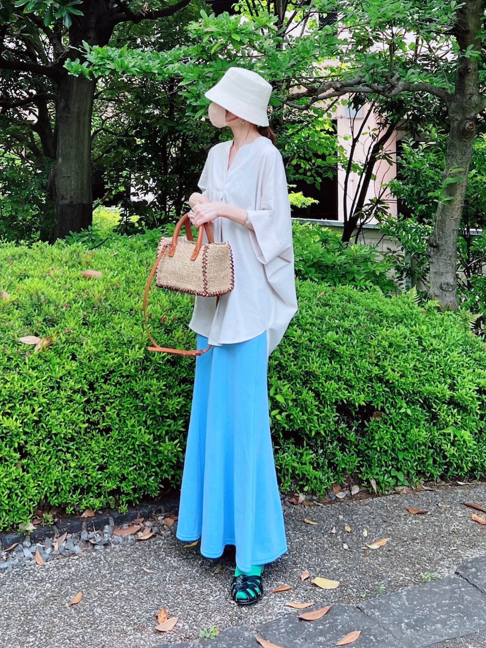 ブルー系のデニムジャケット、ベージュ系のシャツ/ブラウス、ブルー系のスカートを着用したレディースの春コーディネートの2枚目の写真