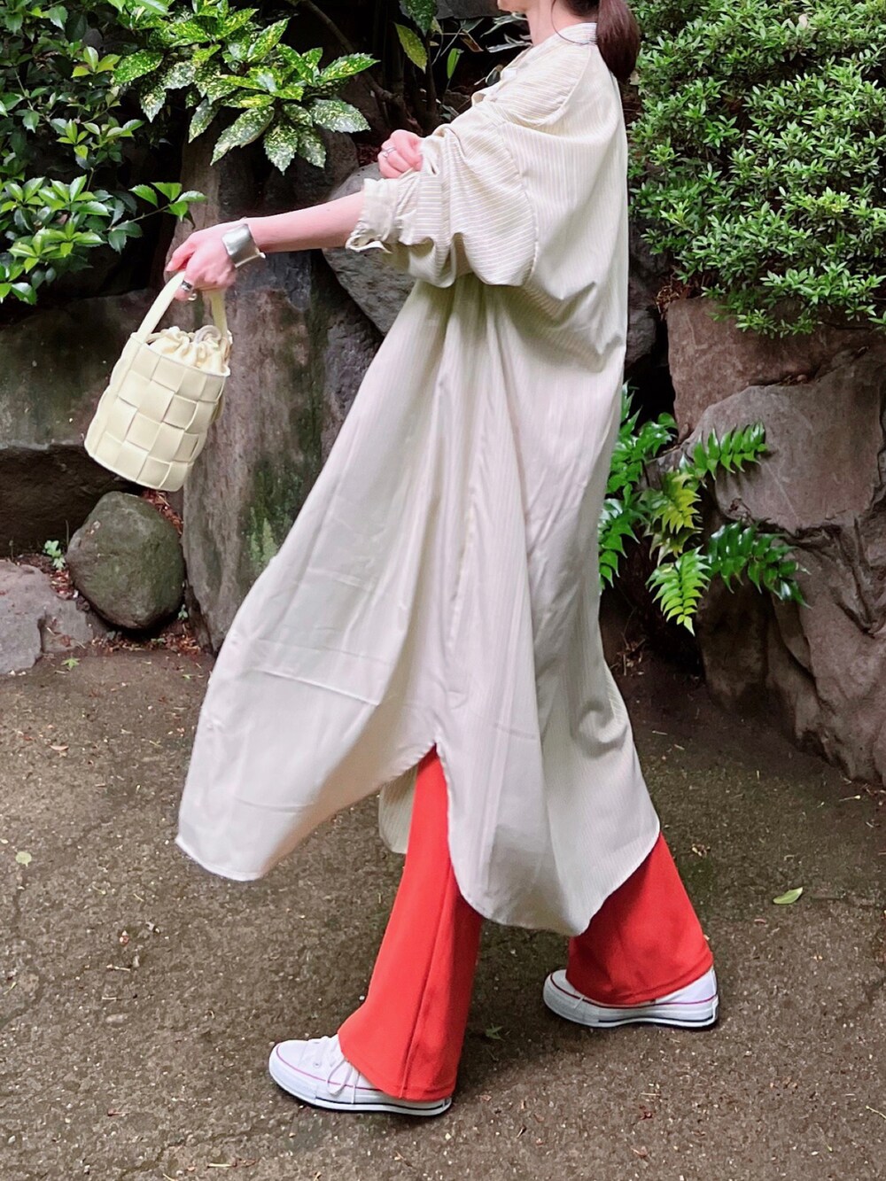 「しまむら、しまむらコーデ、しまパト、SAYUNAO、ストライプシャツ、シャツワンピース、オレンジ、イエロー、スニーカーコーデ、プチプラ、プチプラコーデ、春コーデ、夏コーデ」｜「しまむらのアイテム（シャツワンピース、イエロー系）」を使った、minmin08_さん（レディース・158cm）の春コーディネートの2枚目の写真