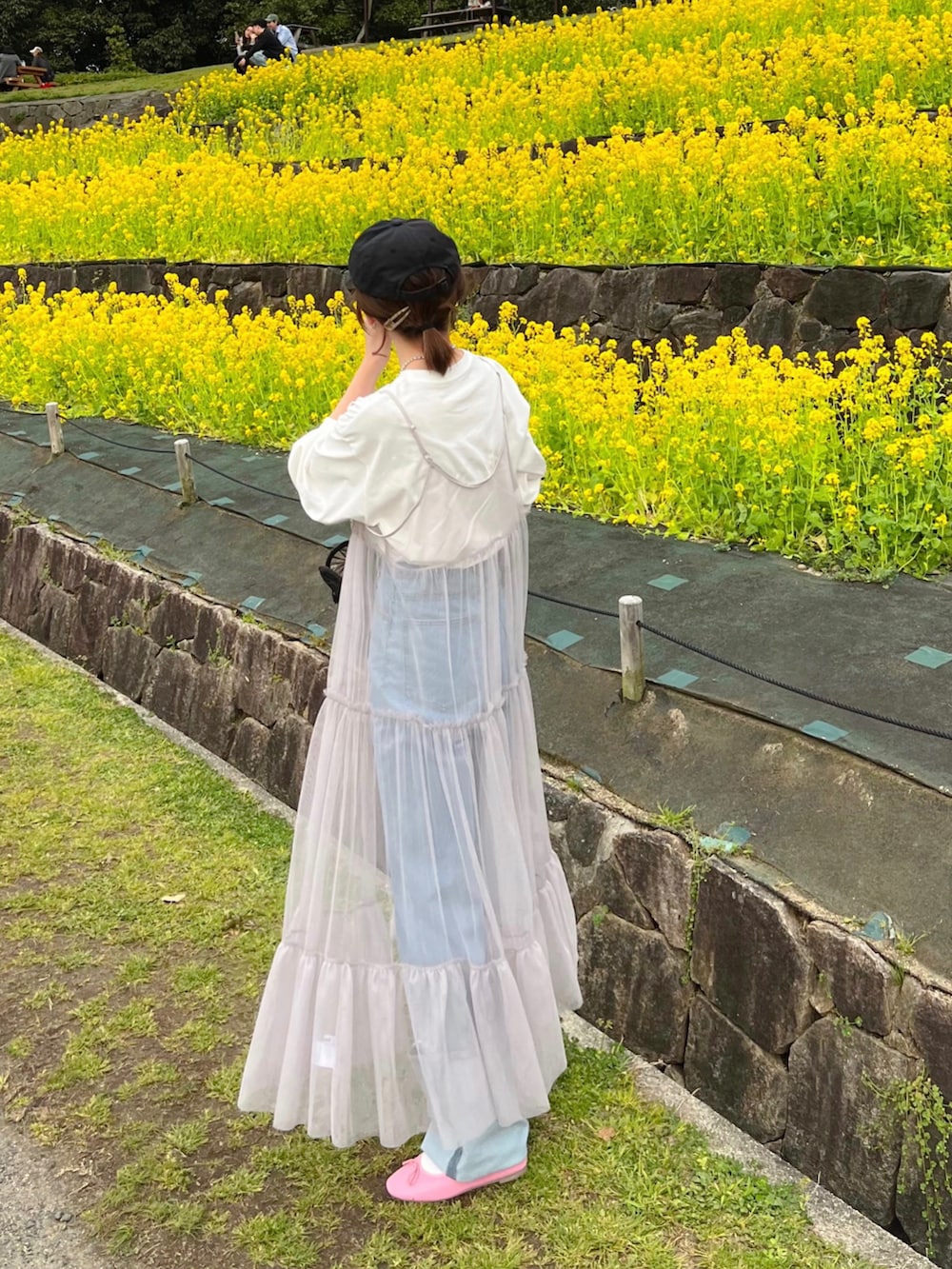 「しまむら、しまむらコーデ、レイヤードスタイル、キャミワンピ、チュール、ティアードスカート、ロゴT、ピンク、カラーコーデ、かごバッグ、春のNewスタイル、春コーデ、春服みてみて、春カラー」｜「andmeのアイテム（Tシャツ/カットソー、ブラック系）」を使った、minmin08_さん（レディース・158cm）の春コーディネートの2枚目の写真