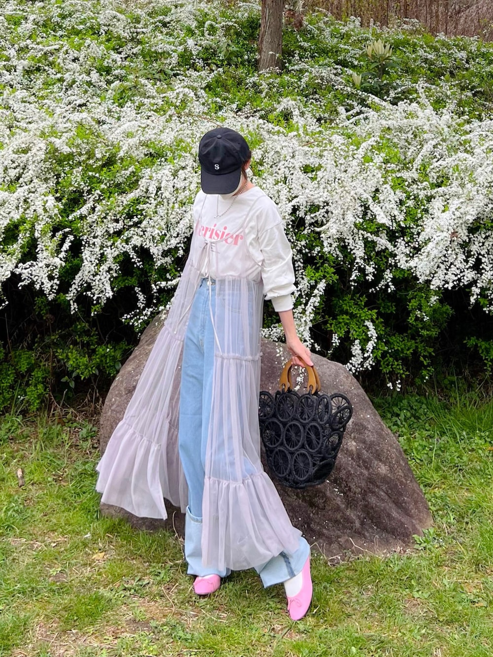 「しまむら、しまむらコーデ、レイヤードスタイル、キャミワンピ、チュール、ティアードスカート、ロゴT、ピンク、カラーコーデ、かごバッグ、春のNewスタイル、春コーデ、春服みてみて、春カラー」｜「andmeのアイテム（Tシャツ/カットソー、ブラック系）」を使った、minmin08_さん（レディース・158cm）の春コーディネートの3枚目の写真