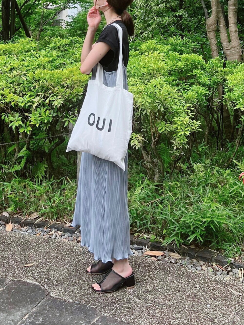 「アベイル、Avail、プリーツワンピース、キャミワンピ、フレンチスリーブ、ロゴトート、シンプルコーデ、ワンピーススタイル、ラクチンコーデ、ゆるコーデ、ブルーコーデ、夏コーデ、プチプラ、プチプラコーデ」｜「andmeのUSAコットンフレンチスリーブポケット付きTシャツ（Tシャツ/カットソー、ブラック系）」を使った、minmin08_さん（レディース・158cm）の夏コーディネートの2枚目の写真