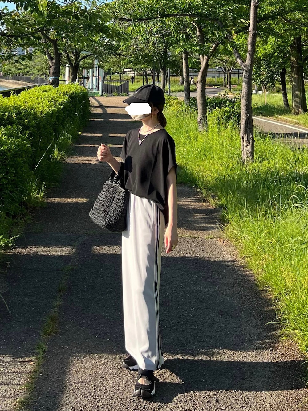 「しまむら、しまむらコーデ、タイトスカート、ラインスカート、ドルマンスリーブ、スポーツミックス、シンプルコーデ、かごバッグ、グレー、カラーコーデ、夏コーデ、ラクチンコーデ、カジュアルスタイル、初夏コーデ」｜「andmeのきれいめ梨地ポンチドルマンスリーブトップス（Tシャツ/カットソー、ブラック系）」を使った、minmin08_さん（レディース・158cm）の春コーディネートの2枚目の写真