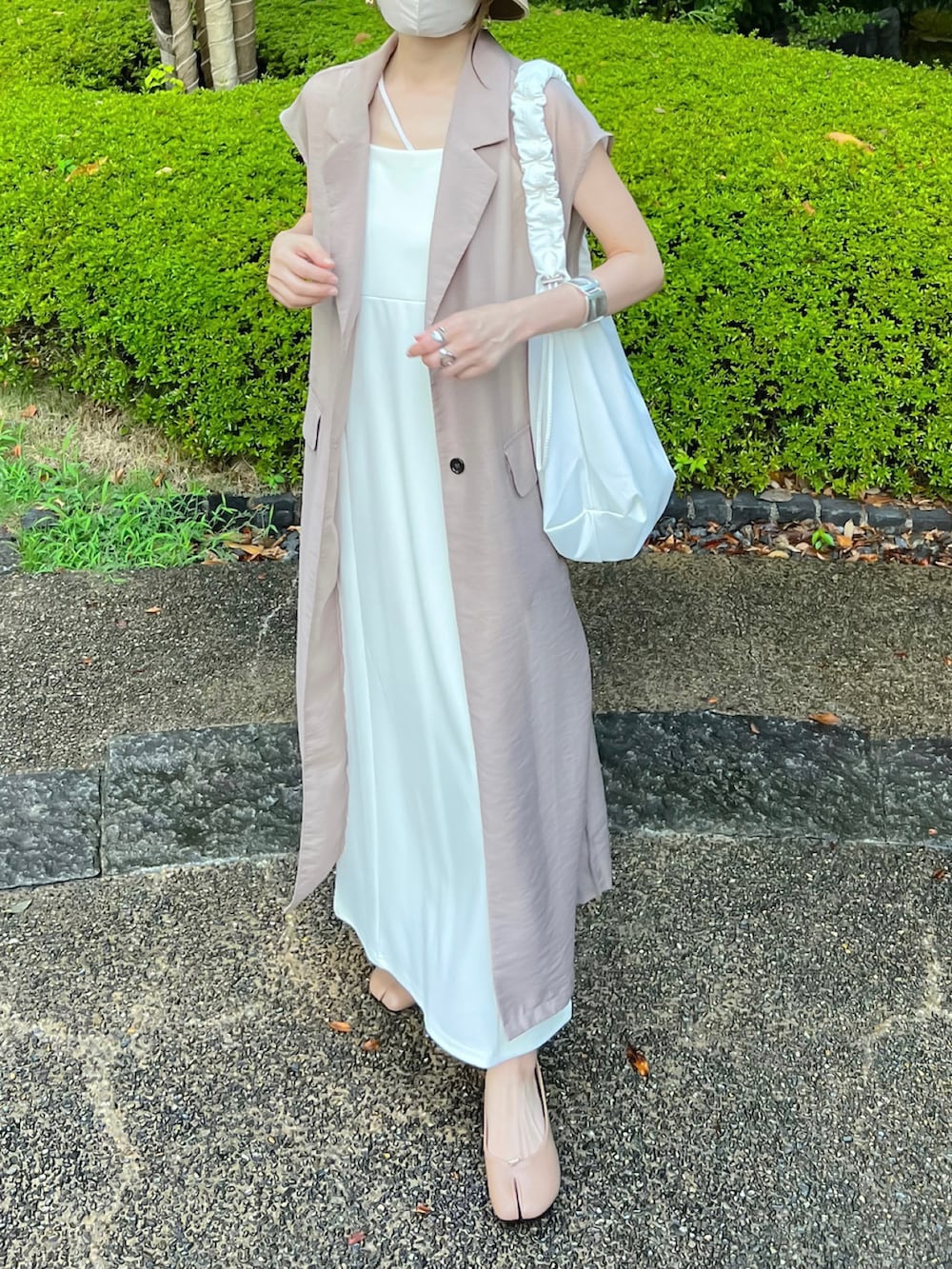 「しまむら、しまむらコーデ、ジレ、シアー、バケットハット、キャミワンピ、足袋バレエ、ショルダーバッグ、夏コーデ、夏セールで買いました、大人カジュアル、プチプラ、ホワイトコーデ、淡色コーデ」｜「14+のペーパーブレード編みバケットハット（ハット、ベージュ系）」を使った、minmin08_さん（レディース・158cm）の夏コーディネートの2枚目の写真