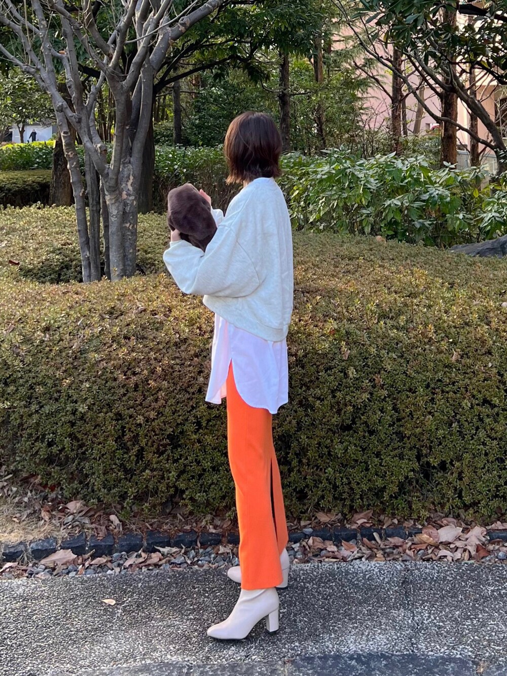 「しまむら、しまむらコーデ、スウェット、レイヤードスタイル、タイトスカート、ロングスカート、ニットスカート、オレンジ、カラーコーデ、ファーバッグ、ロングコート、プチプラ、大人カジュアル」｜「しまむらのアイテム（スウェット、グレー系）」を使った、minmin08_さん（レディース・158cm）の冬コーディネートの2枚目の写真
