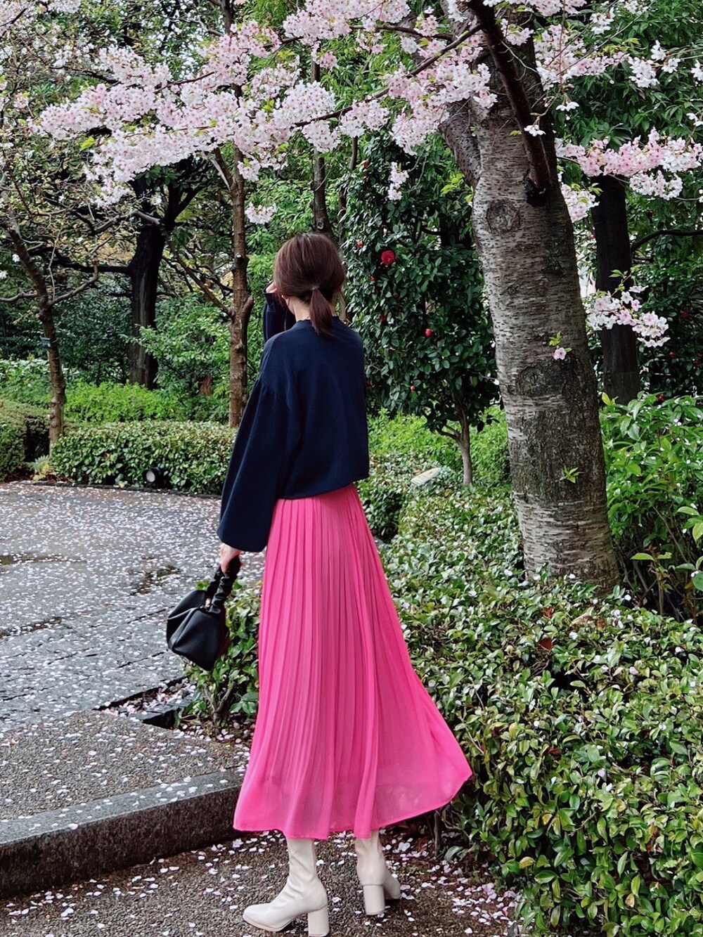 「アベイル、Avail、プリーツスカート、ピンク、トレンチコート、ロゴスウェット、春コーデ、春服みてみて、プチプラ、プチプラコーデ」｜「KOBE LETTUCEのボリュームスリーブ後タックトレンチコート（トレンチコート、ホワイト系）」を使った、minmin08_さん（レディース・158cm）の春コーディネートの2枚目の写真