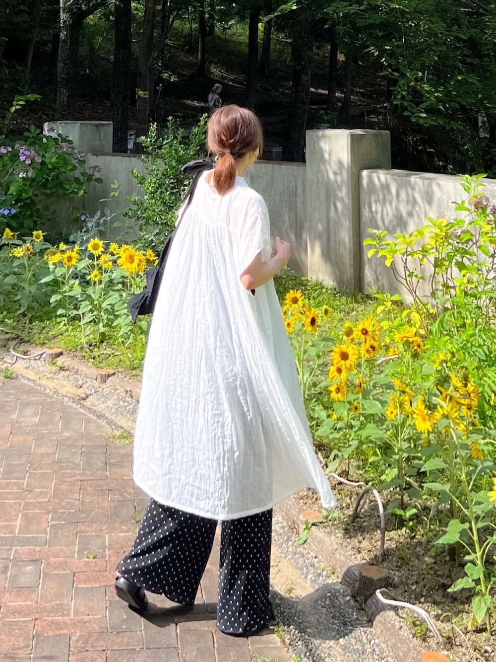「しまむら、しまむらコーデ、ドット柄、プリーツパンツ、花柄、日傘、シャツワンピ、レイヤードスタイル、シアートップス、ショルダーバッグ、夏コーデ、プチプラ、シンプルコーデ、休日スタイル」｜「macoccaの完全遮光 UVカット100% 日傘 晴雨兼用 ジャンプ傘 デザインシリーズ 北欧花柄（長傘、ブルー系）」を使った、minmin08_さん（レディース・158cm）の夏コーディネートの2枚目の写真
