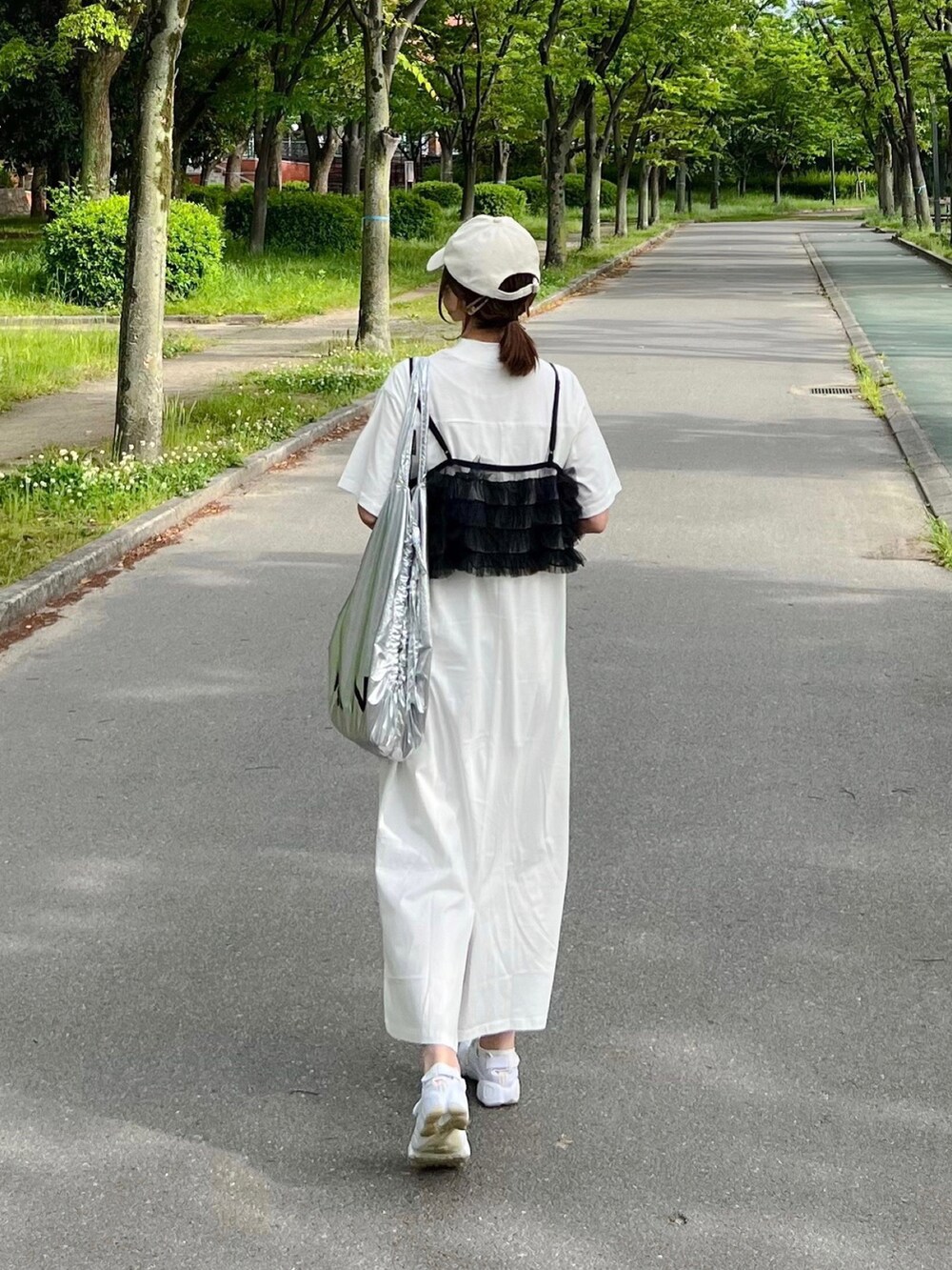 「しまむら、しまむらコーデ、レイヤードスタイル、ビスチェ、ワンピース、チュール、シルバー、トートバッグ、スニーカーコーデ、トレンチコート、春コーデ、夏コーデ、夏だ！Tシャツ着よう！、春アウター」｜「しまむらのアイテム（ベスト、ブラック系）」を使った、minmin08_さん（レディース・158cm）の春コーディネートの2枚目の写真