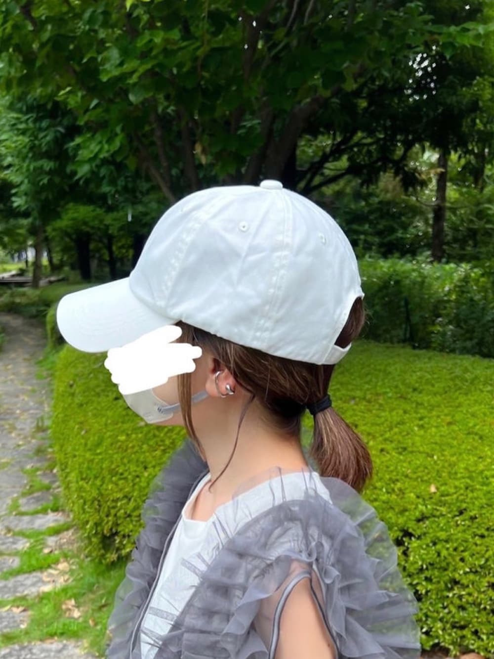 「しまむら、しまむらコーデ、巾着バッグ、スパンコール、キャップ、ベスト、チュール、チュールベスト、レイヤードスタイル、スウェット、スウェットパンツ、休日スタイル、韓国ファッション、お出かけコーデ、夏コーデ」｜「14+の無地キャップ ツイル（キャップ、ホワイト系）」を使った、minmin08_さん（レディース・158cm）の夏コーディネートの2枚目の写真