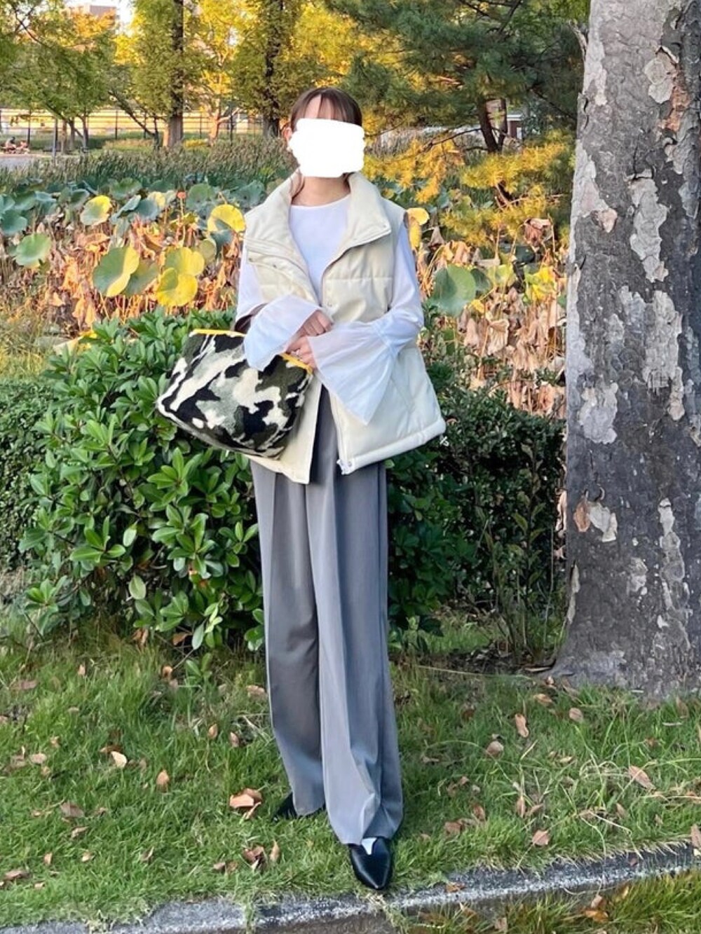 「しまむら、しまむらコーデ、レイヤードスタイル、ベスト、ダウンベスト、ベルスリーブ、フレアスリーブ、グレー、ボア、ボアバッグ、レザー、お出かけコーデ、シンプルスタイル、秋服コーデ、プチプラ」｜「GRLのアイテム（ダウンベスト、ホワイト系）」を使った、minmin08_さん（レディース・158cm）の秋コーディネートの2枚目の写真