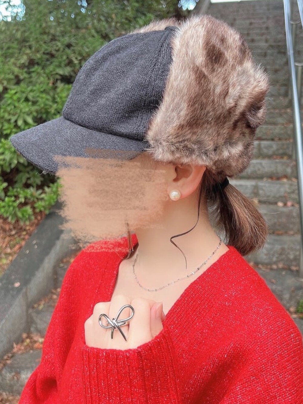 「しまむら、しまむらコーデ、フライトキャップ、レッド、タイトスカート、リボン、レイヤードスタイル、秋冬コーデ、着回しコーデ、ニット、オトナカジュアル、韓国ファッション、スカートスタイル、プチプラ」｜「andmeの長袖Vネックニットカーディガン（カーディガン/ボレロ、レッド系）」を使った、minmin08_さん（レディース・158cm）の秋コーディネートの5枚目の写真